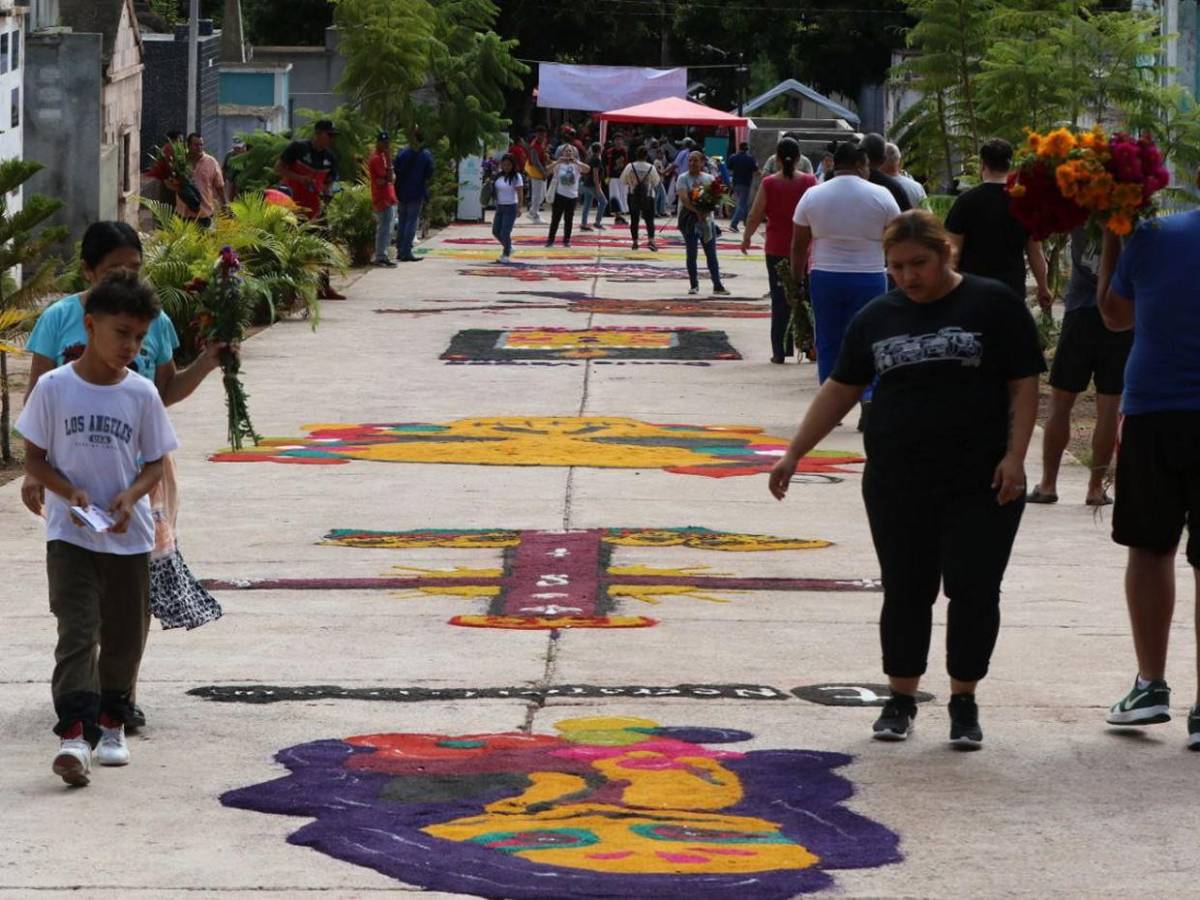 Flores y recuerdos: capitalinos coronan a sus difuntos en el Cementerio General