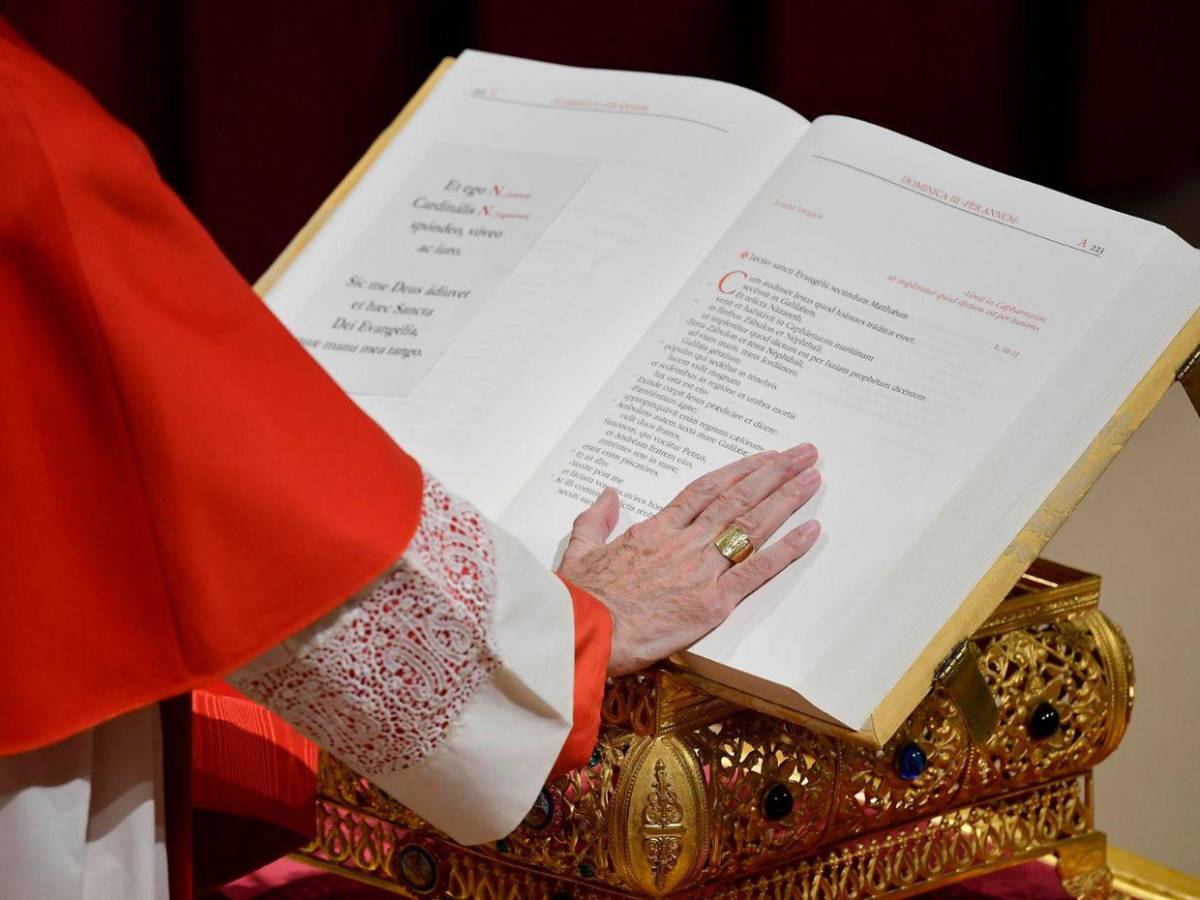 Larga espera y fumata negra: así se vivió el primer día del cónclave