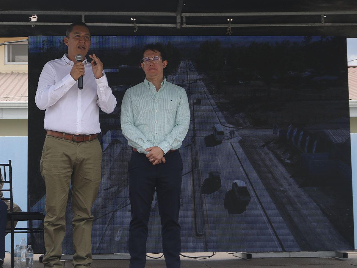 El alcalde de Siguatepeque Asley Cruz junto al gerente David Palma de la Concesionaria Vial Honduras (COVI).
