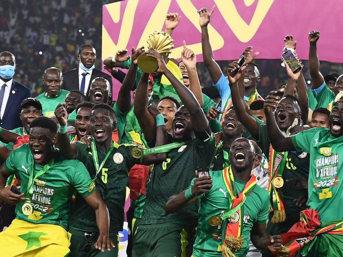 Presidente de Senegal premia a jugadores con dinero y terrenos por título africano