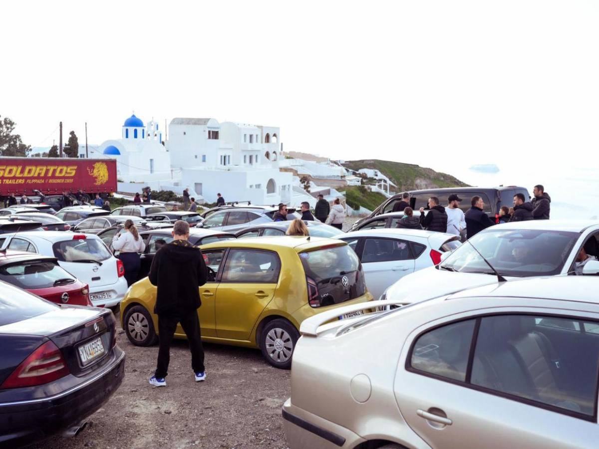 Miles de personas huyen de Santorini por constantes terremotos