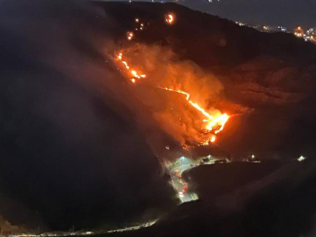 Fuerte incendio se extiende por zacatera aledaña a cuesta de El Chile en la capital