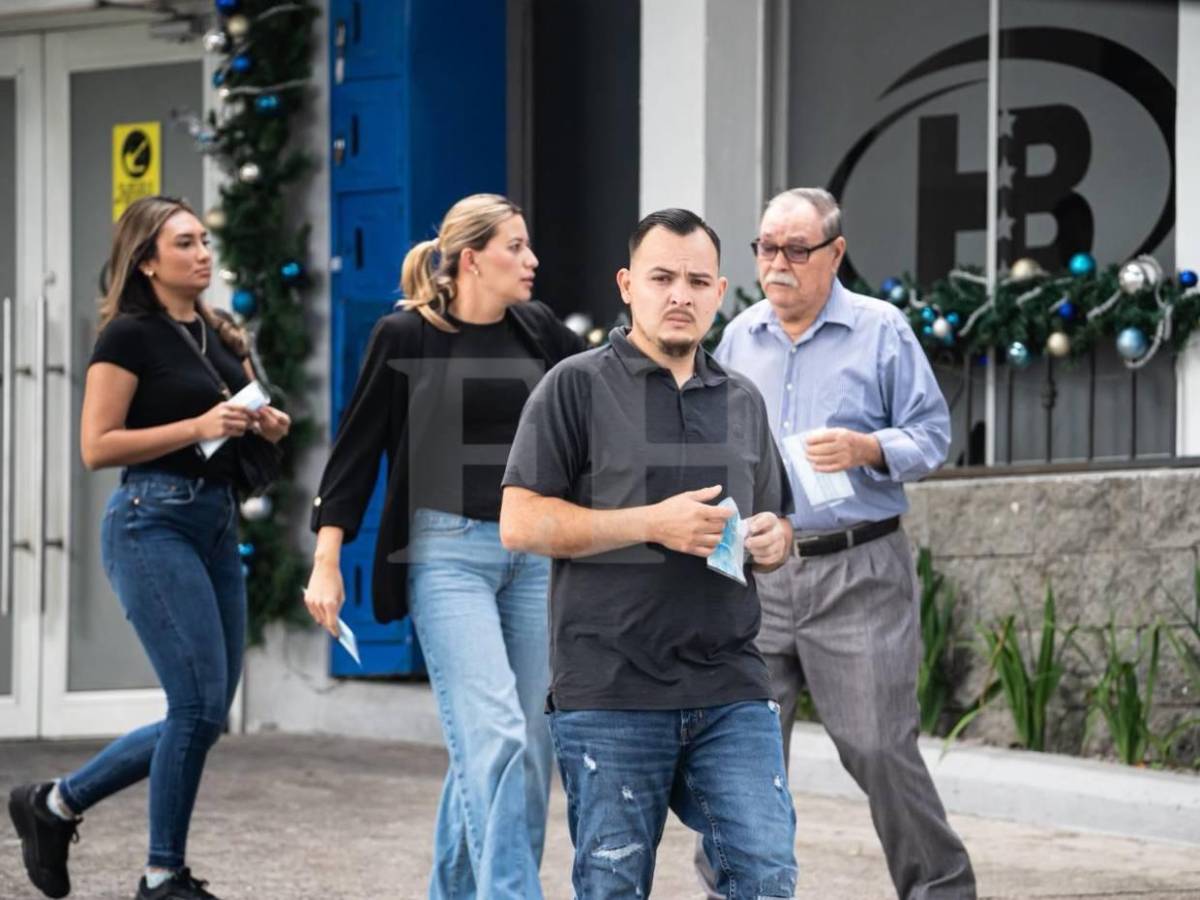 Tristeza y rostros desencajados: Familiares de Orinson Amaya llegan a la clínica donde falleció