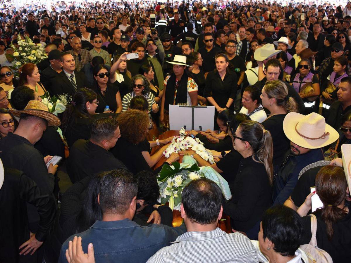 Claman justicia por asesinato de alcalde en México y exigen renuncia de Claudia Sheinbaum