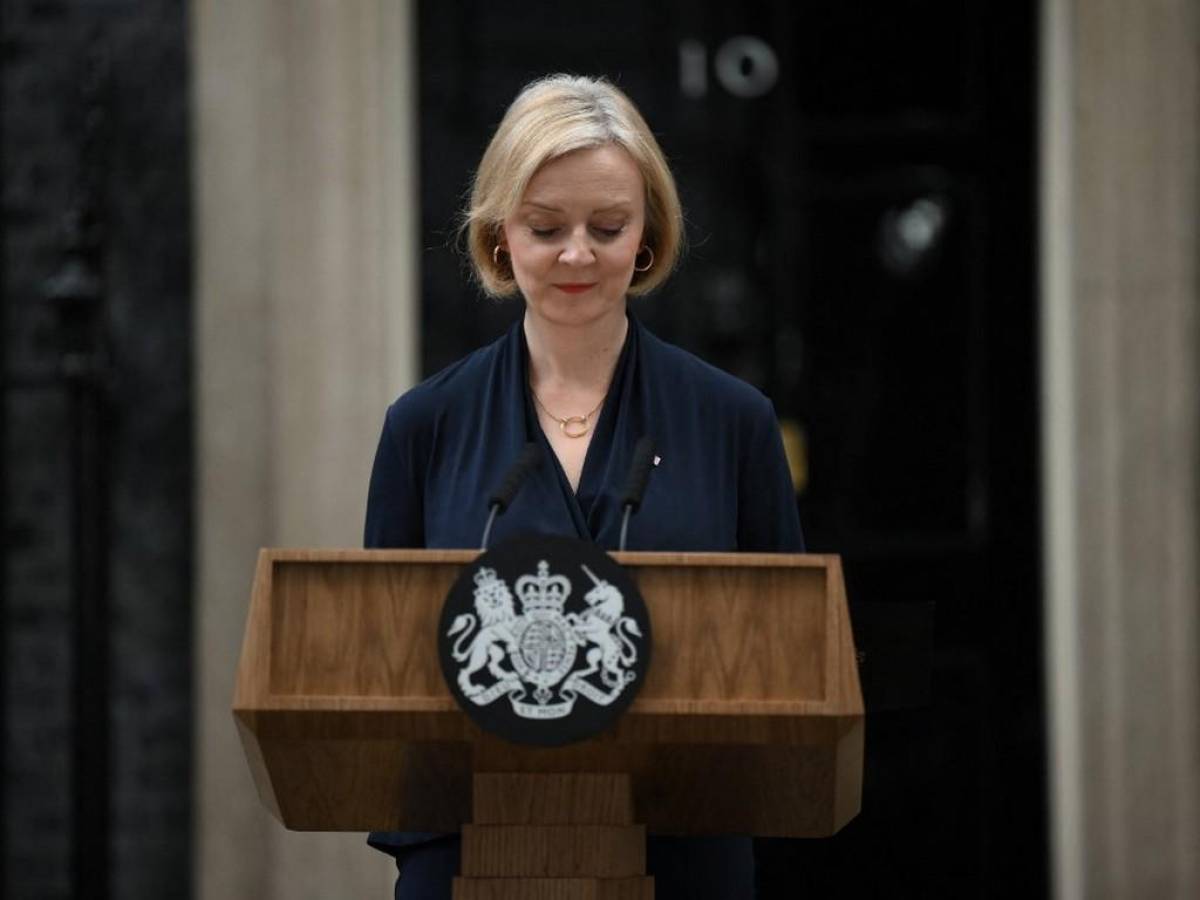 Primera ministra británica dimite acorralada tras seis semanas en el cargo