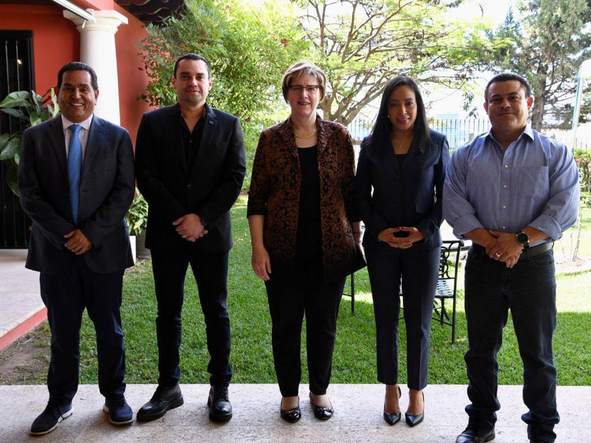 Diputados del Partido Nacional y embajadora Laura Dogu abordan instalación de CICIH