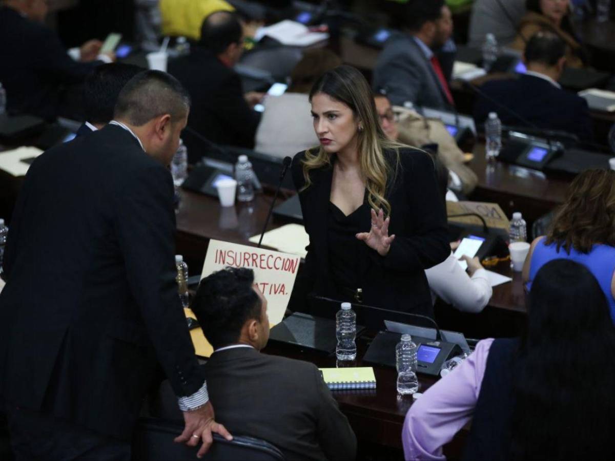 Diputados de Libre protestan previo a sesión para conocer denuncias de juicio político