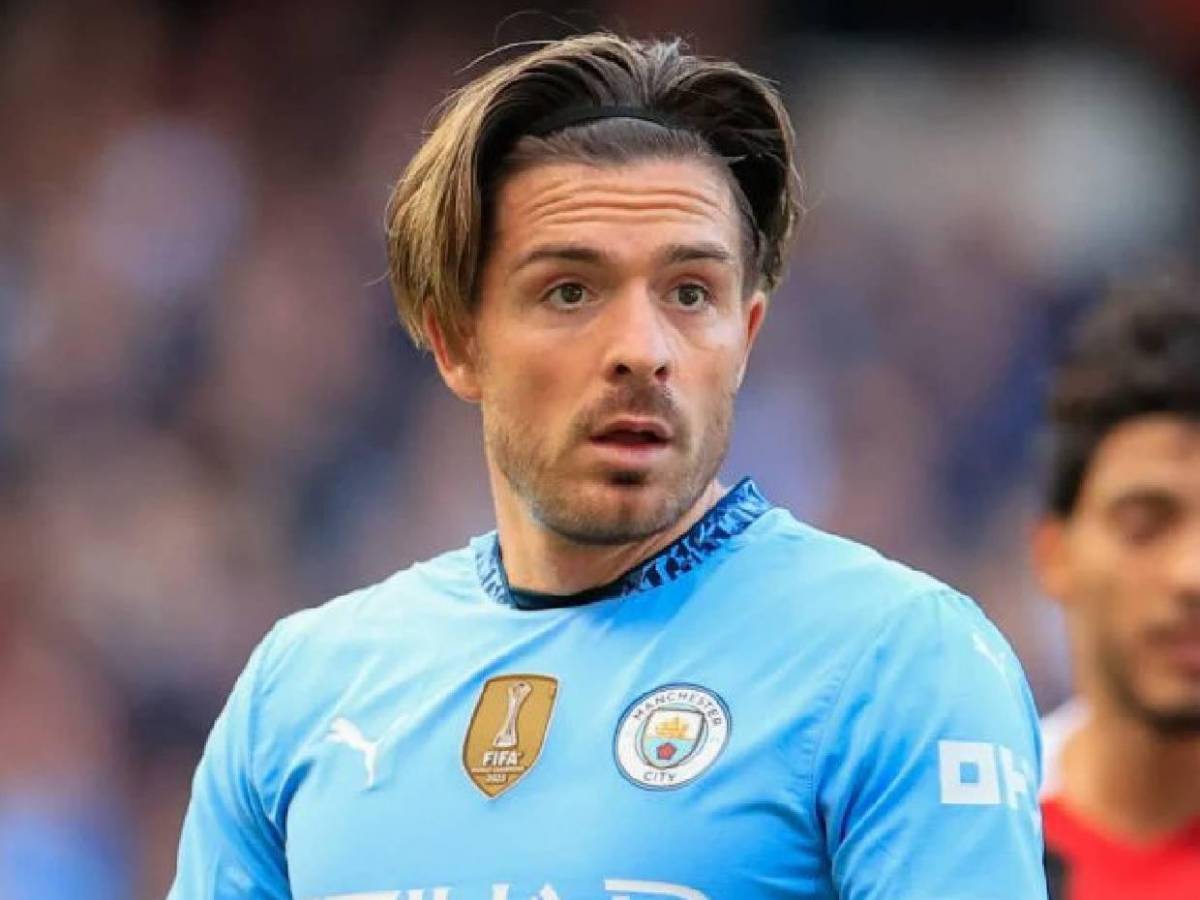 Reconocido futbolista envuelto en polémica tras ser captado borracho al salir de club social