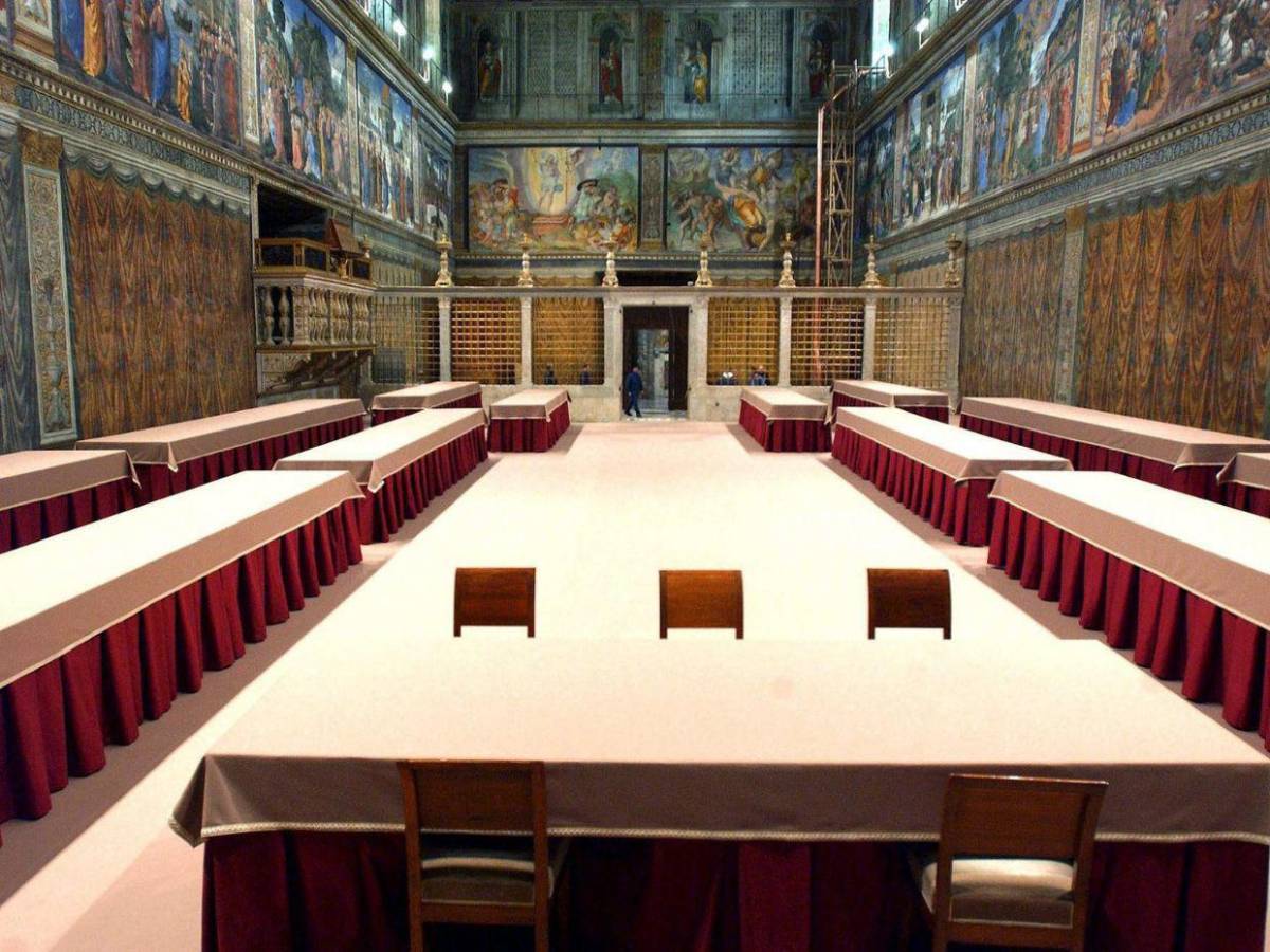 Entre rituales, alianzas y toque de queda, llegan los cardenales a Roma