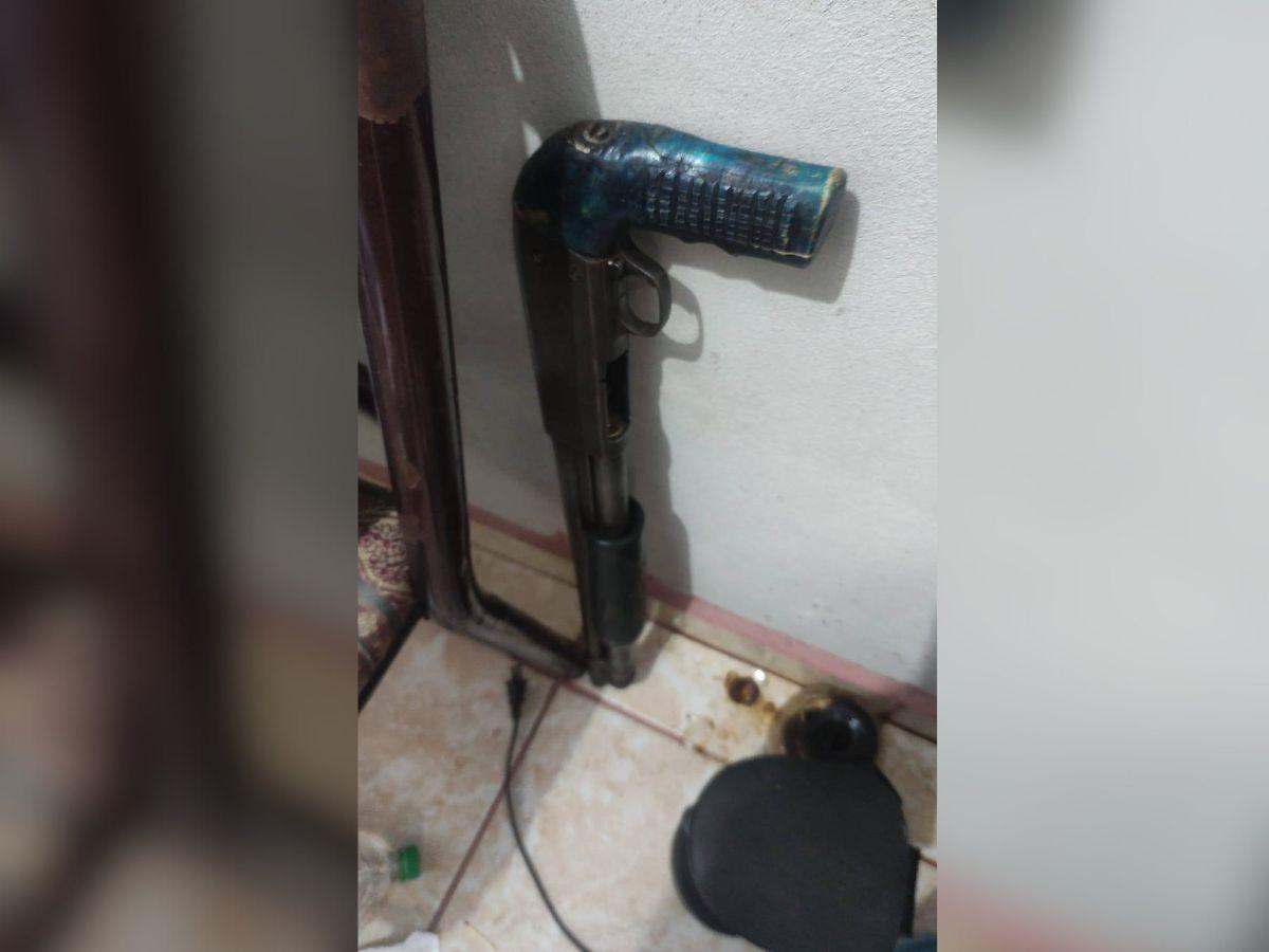 Yuli, agente de policía que fue asesinada en su casa; su pareja huyó