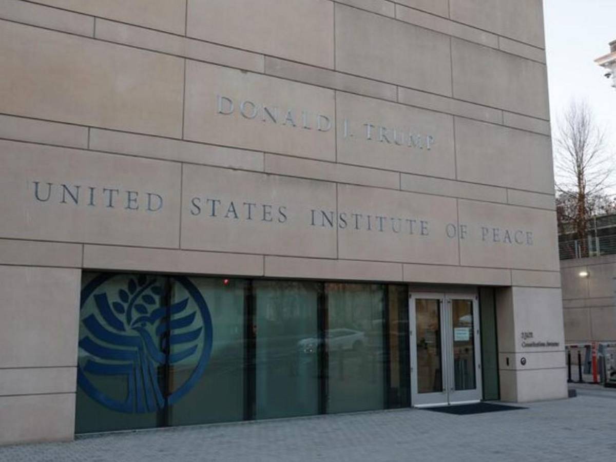 De monedas hasta pasaportes: la obsesión de Trump por plasmar su imagen
