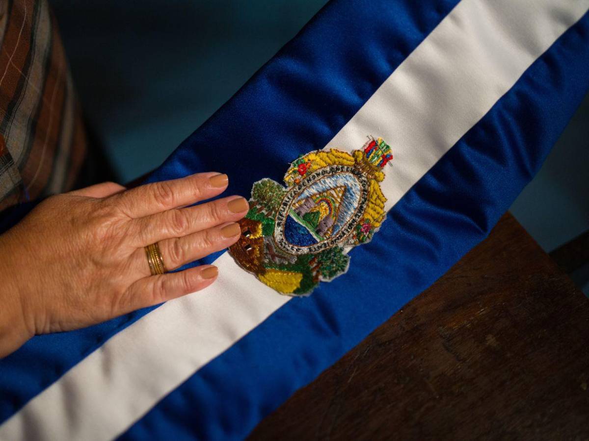 Así luce la nueva banda presidencial, obra de María de los Ángeles Moncada