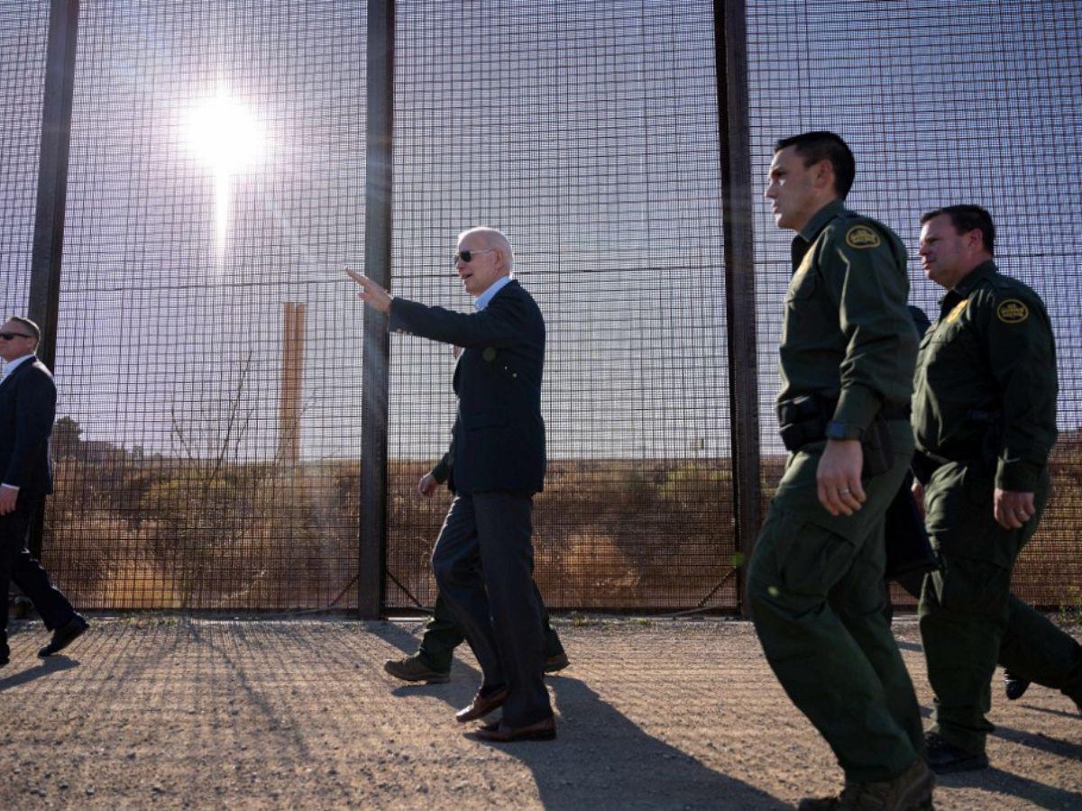 Gobierno de Texas desafía a Biden y amenaza con cerrar refugio de migrantes