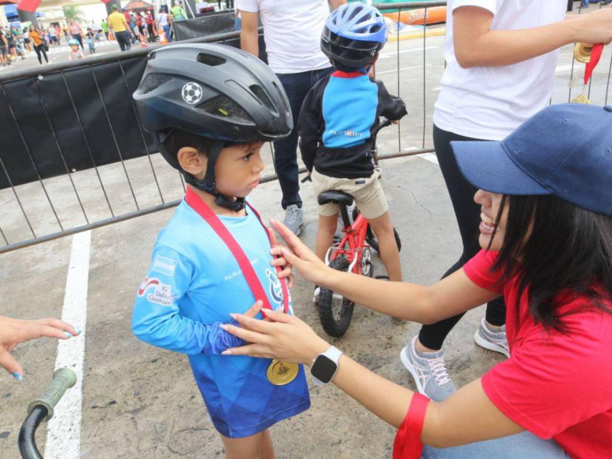 Pequeños brillan con entusiasmo en la Vuelta Infantil 2025