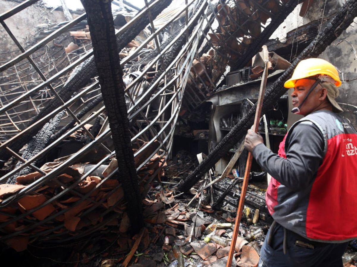 Solo cenizas y escombros: Así quedaron locales tras incendio en el centro de Tegucigalpa