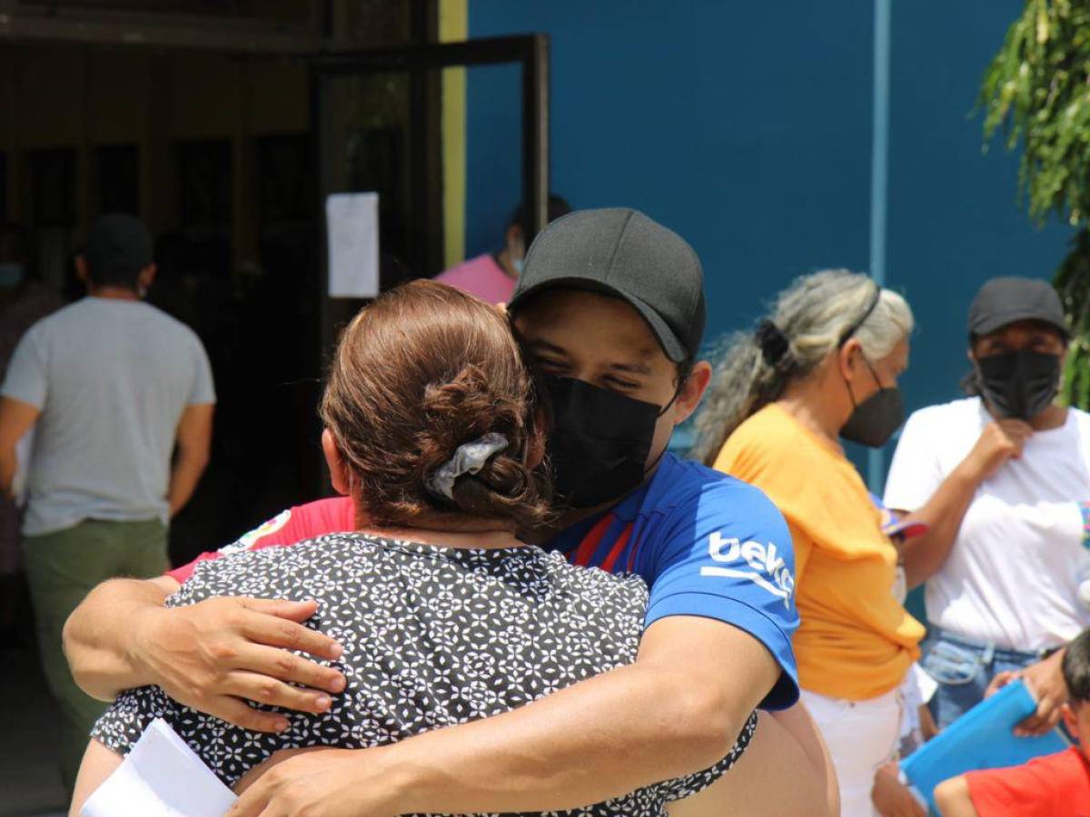 Con cálidos abrazos se despidieron los parientes de los aspirantes, deseándoles que la experiencia formativa fuese enriquecedora.