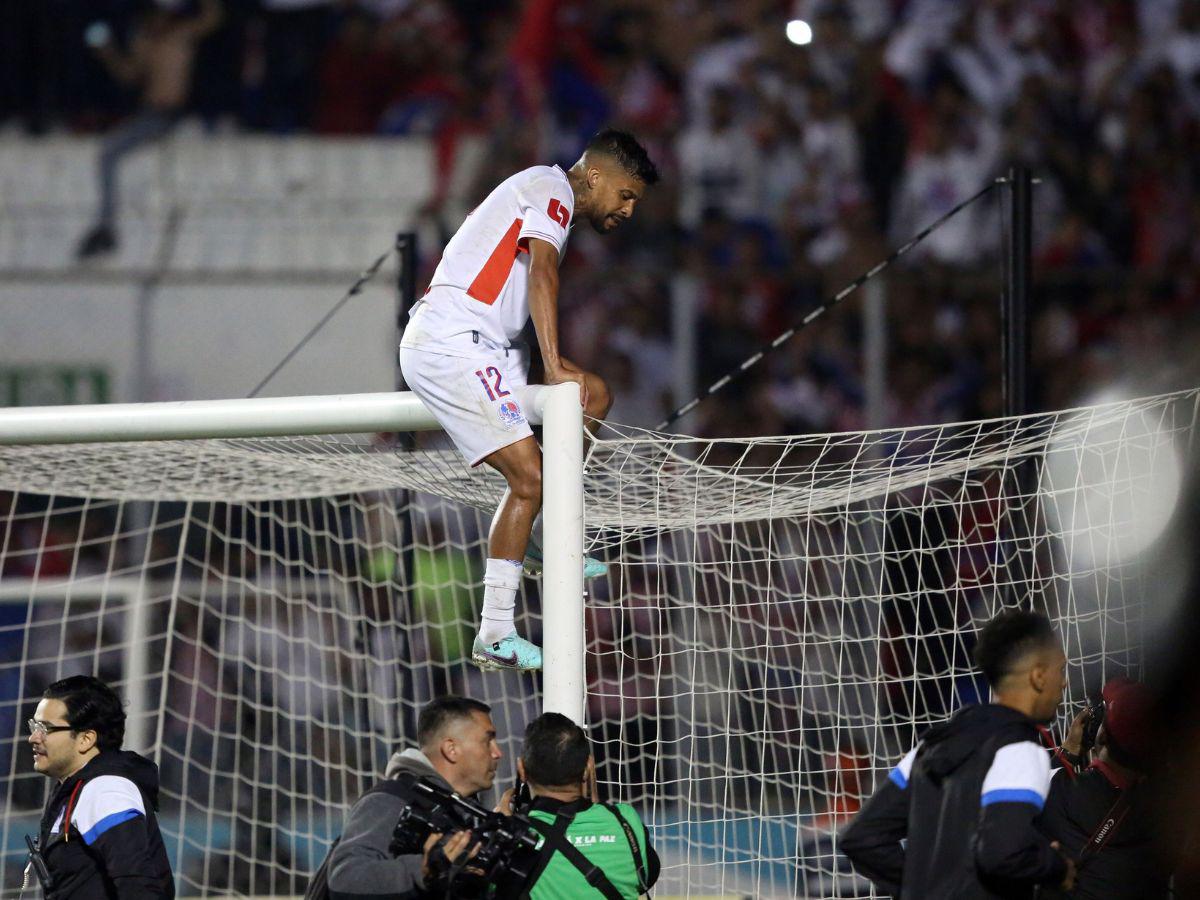 El brasileño festejó el título merengue con mucha euforia. Aquí se le puede ver subido sobre el arco sur alentando con la Ultra Fiel.