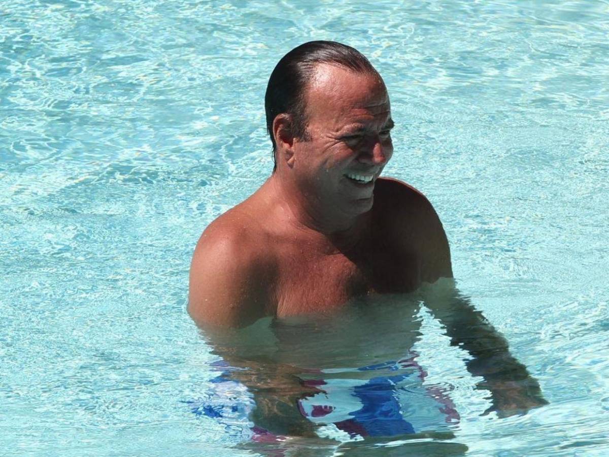 Julio Iglesias demanda a diario español que publicó acusaciones de abuso sexual en su contra