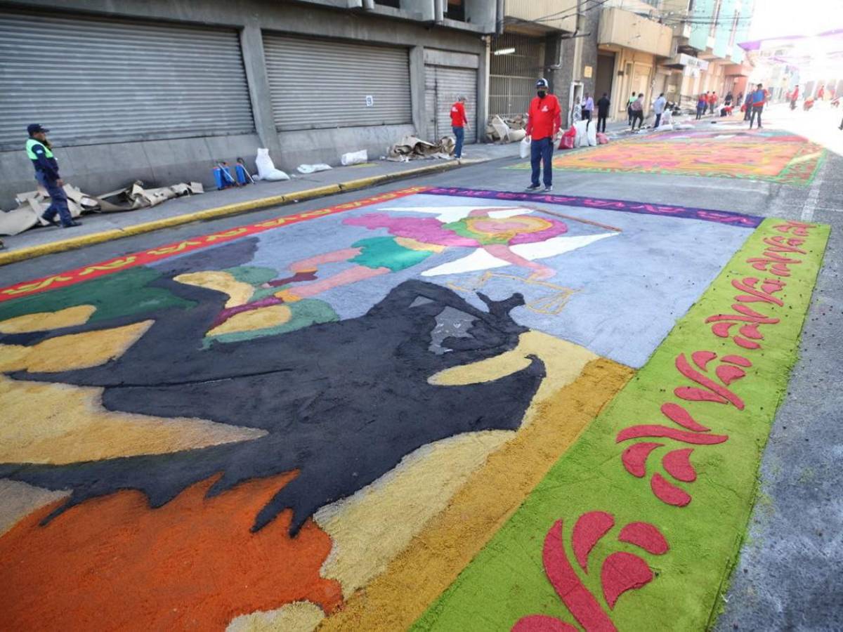 Ultiman detalles en alfombras para Vía Crucis en centro de Tegucigalpa Ultiman detalles en alfombras para Vía Crucis en centro de Tegucigalpa