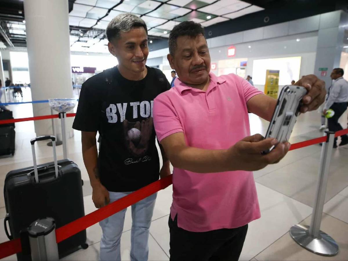 Julián junto a bella chica y Luis Palma solicitado: Legionarios viajan tras Honduras vs Nicaragua