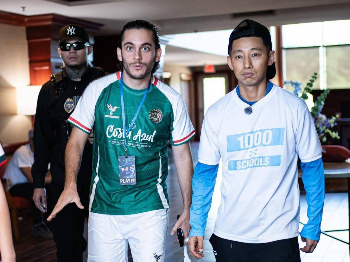 Carlos Espina sorprende a Shin Fujiyama con impresionante regalo: Lo que le dio en pleno Mundial
