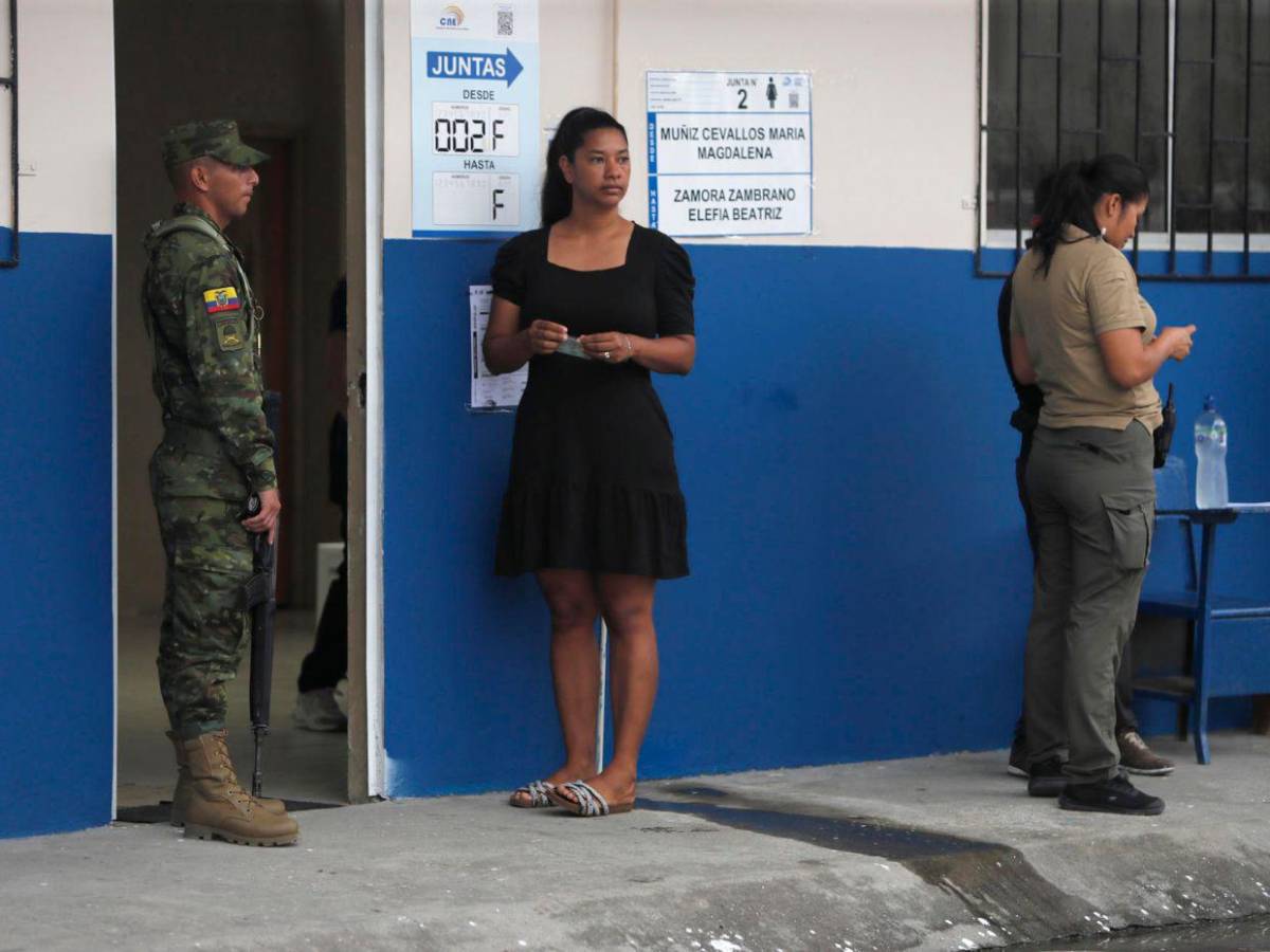 Ecuador vota hoy entre palmas, estado de excepción y ley seca