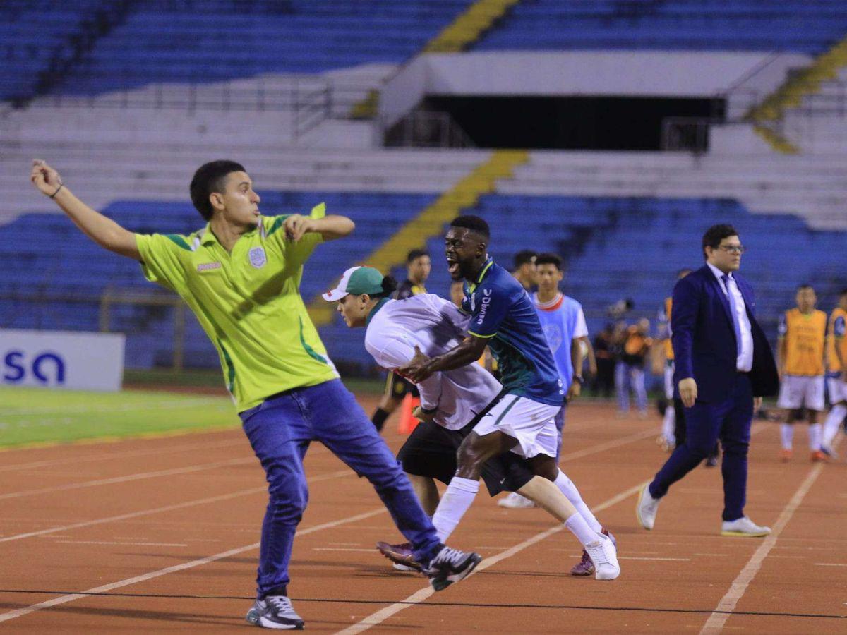 Los enfrentamientos entre barras una vez más mancharon la pelota en el fútbol hondureño.