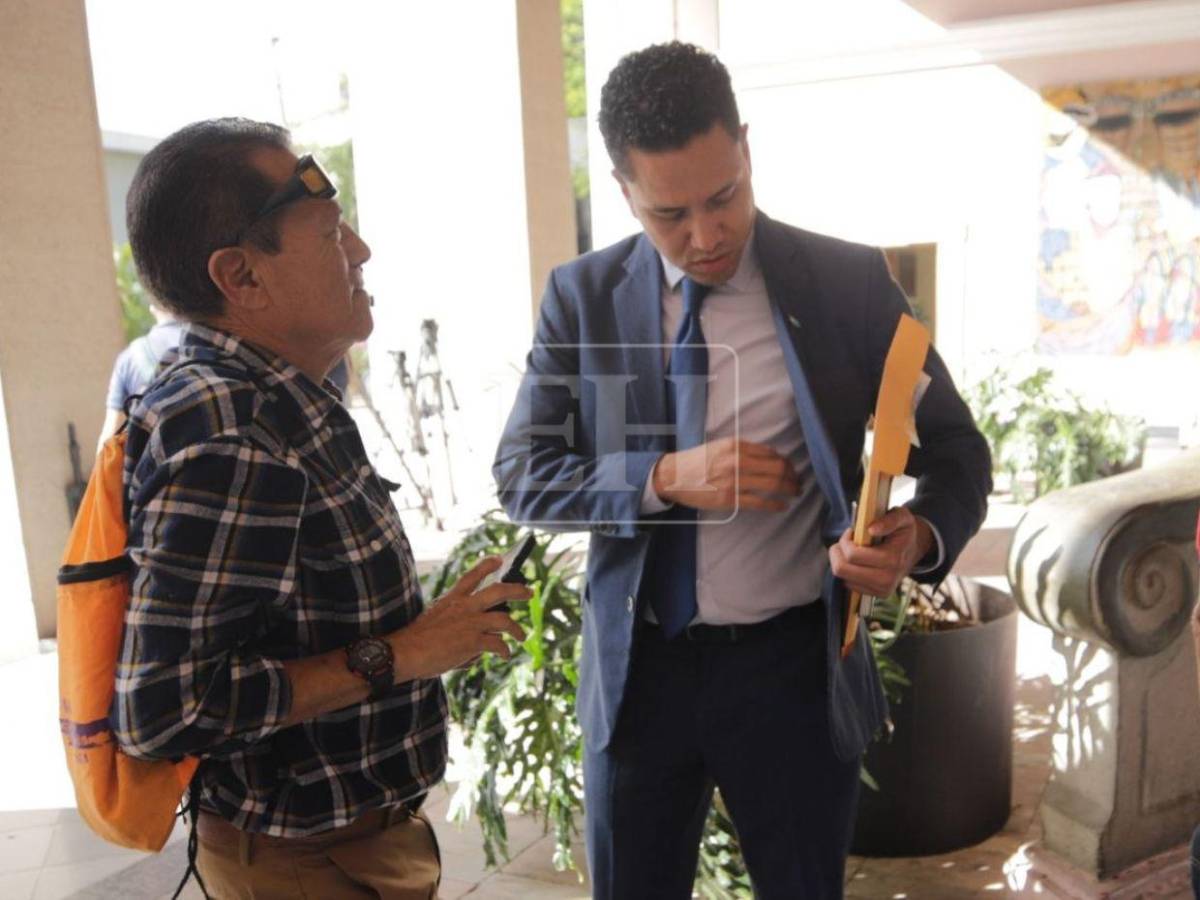 Funcionarios llegan a Casa Presidencial para Consejo de Ministros en medio de controversia por decreto