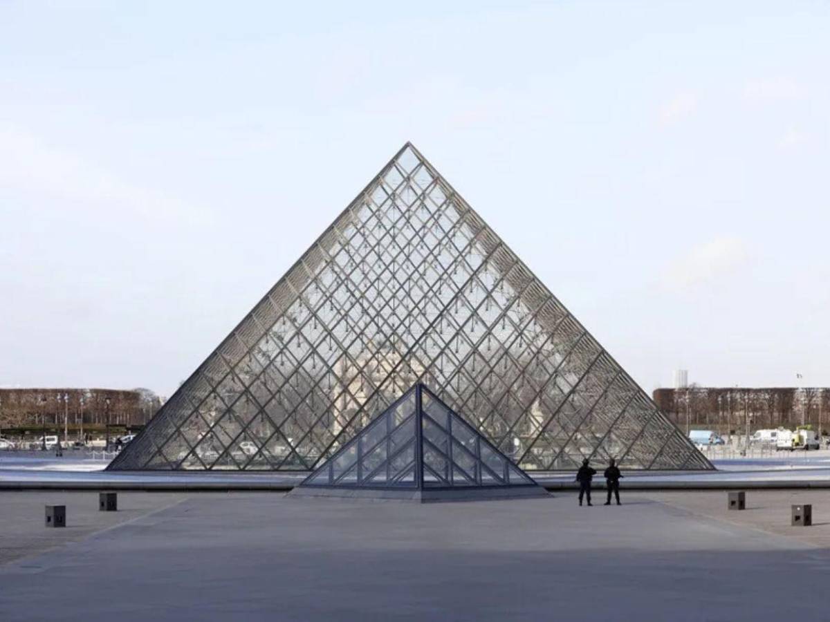 Roban joyas históricas del Museo del Louvre en París, en solo siete minutos