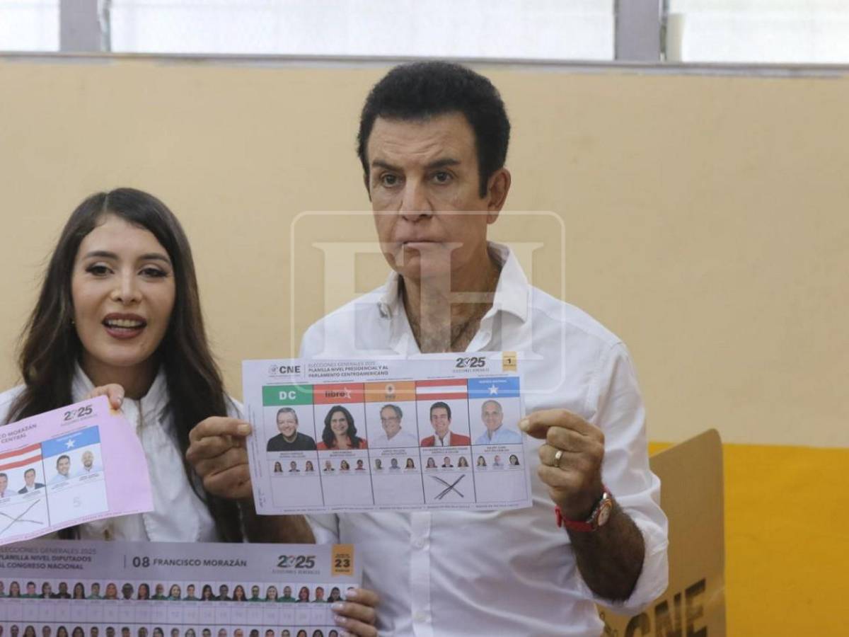 Salvador Nasralla celebra su voto y muestra sus papeletas
