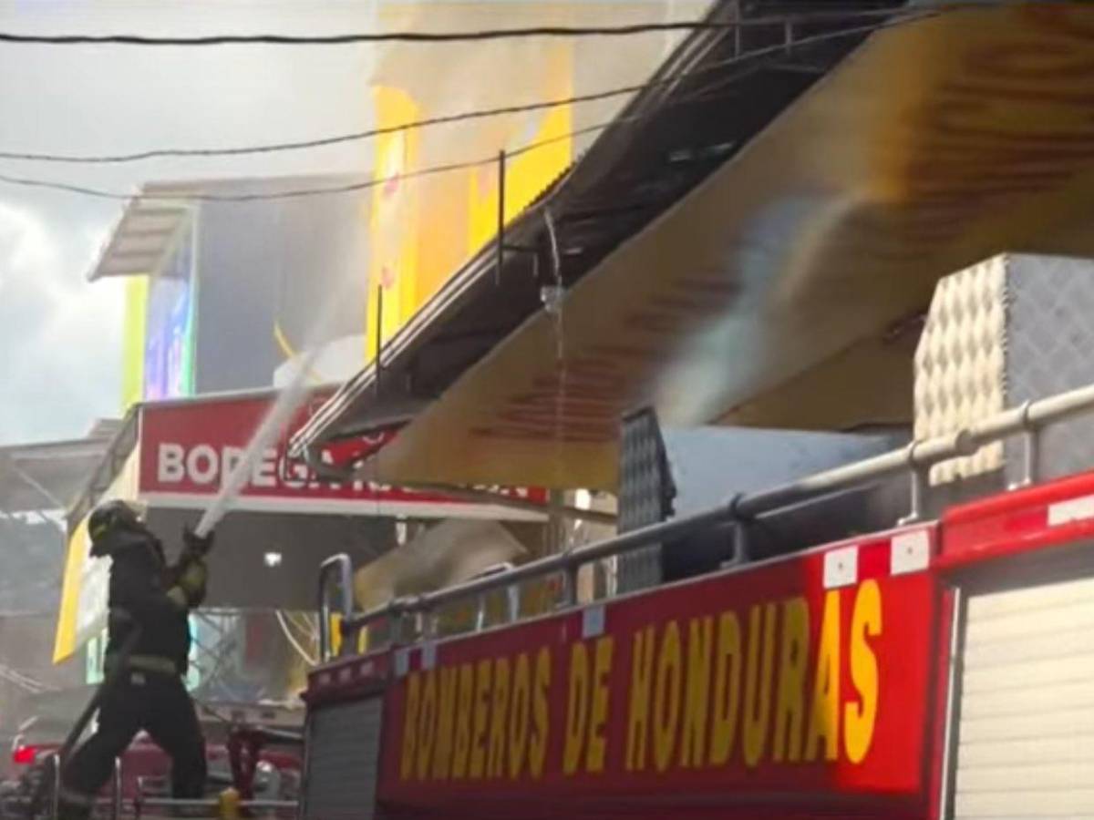 Imágenes del pavoroso incendio en una bodega en el mercado Zonal Belén