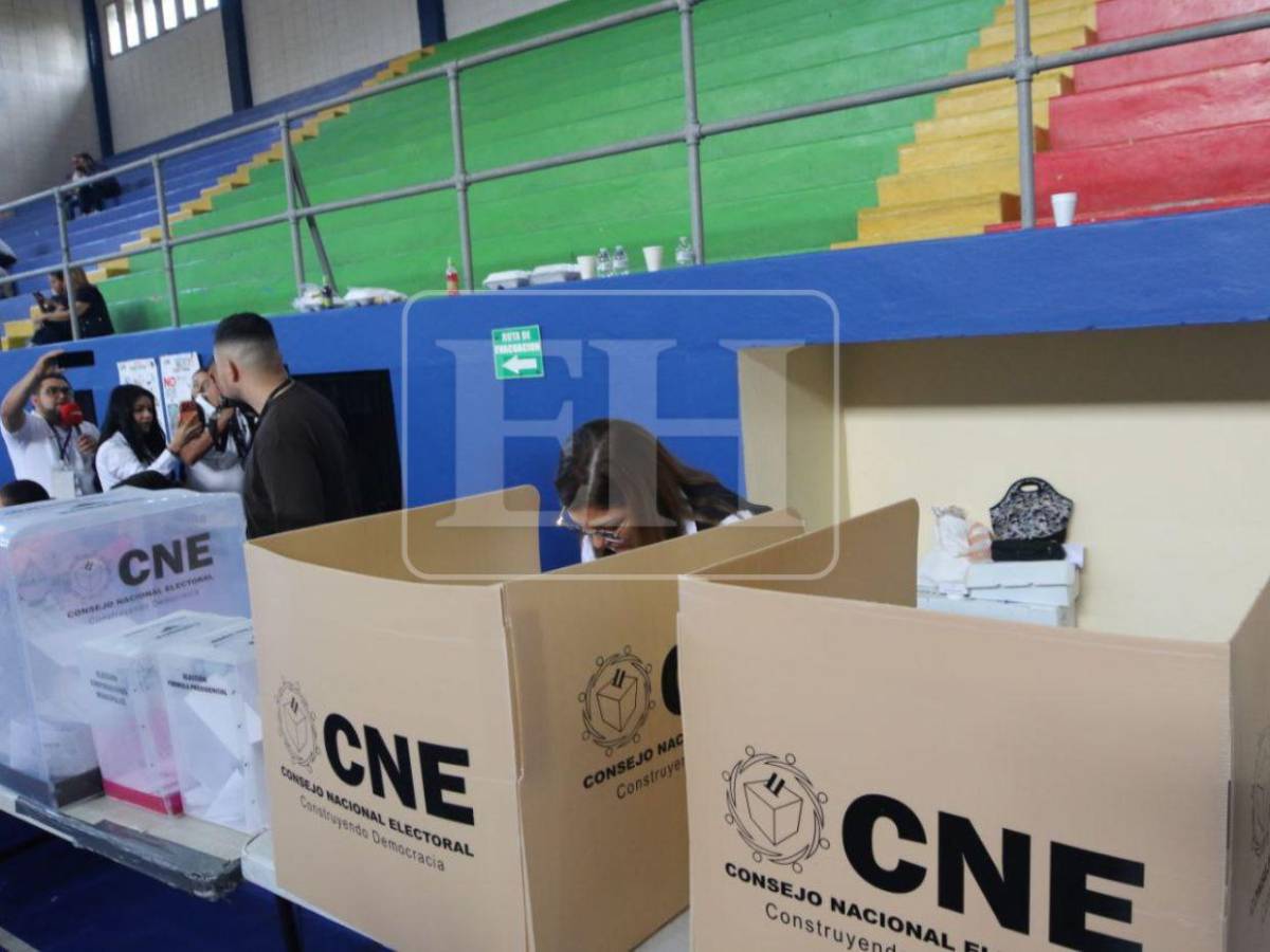 Ana Paola Hall ejerce su voto y llama a una jornada electoral responsable