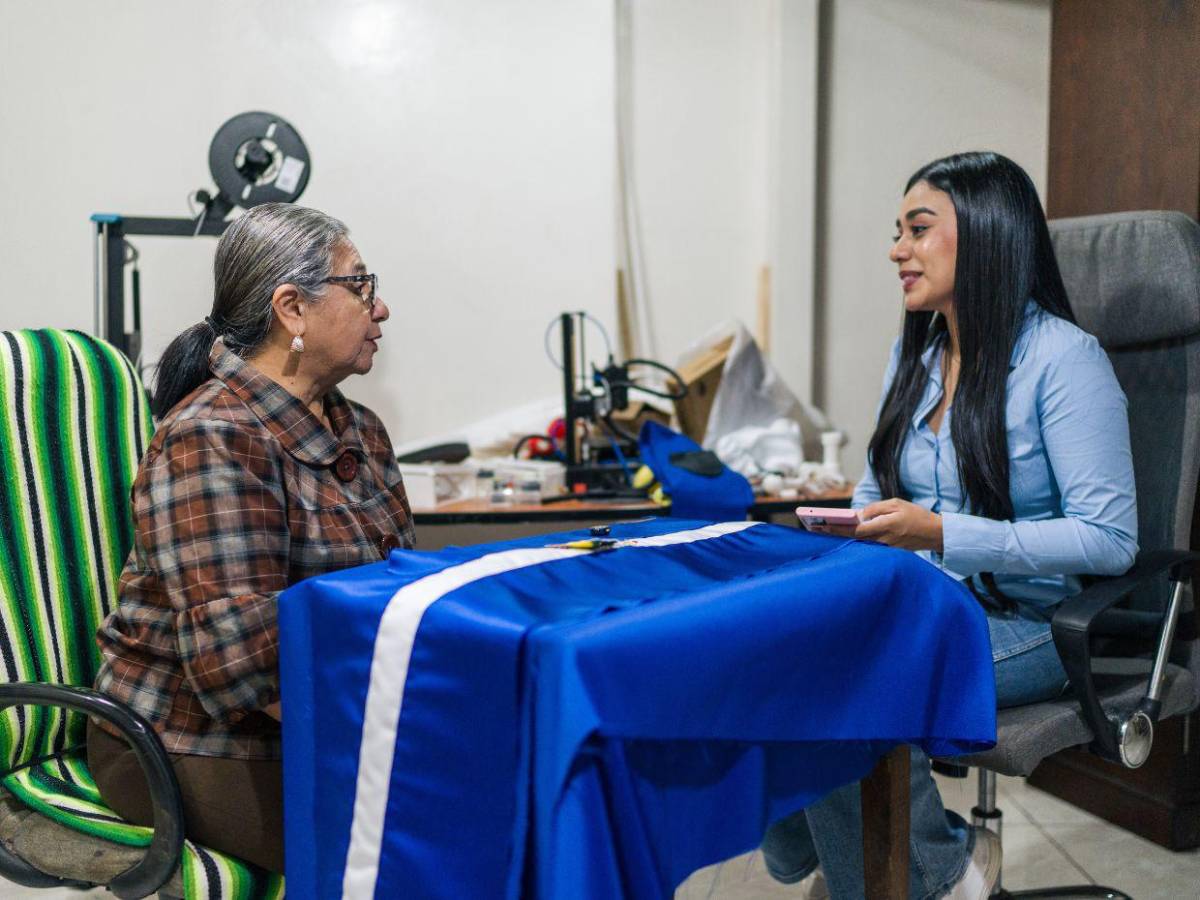 Así luce la nueva banda presidencial, obra de María de los Ángeles Moncada