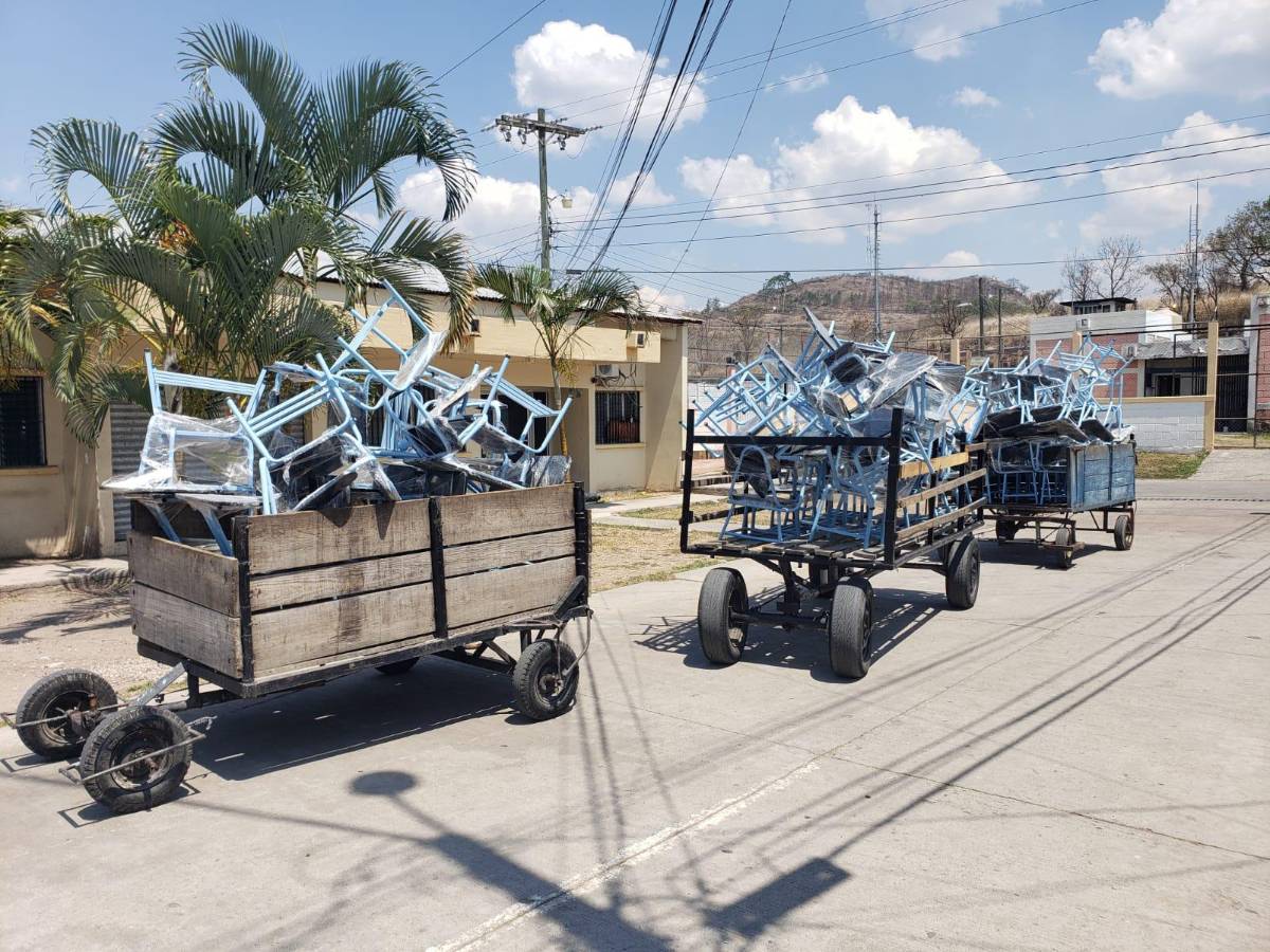 Los pupitres serán entregados a escuelas en zonas vulnerables del norte de Honduras.