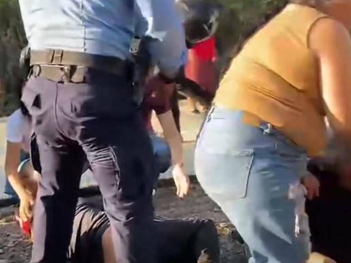 Bus destrozado y heridos tirados en la vía: primeras imágenes del accidente en Ceibita, Quimistán