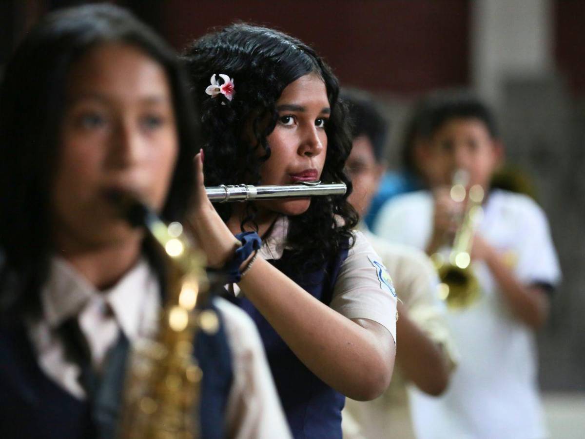 Banda marcial del Instituto Superación San Francisco afina su ritmo para los desfiles patrios
