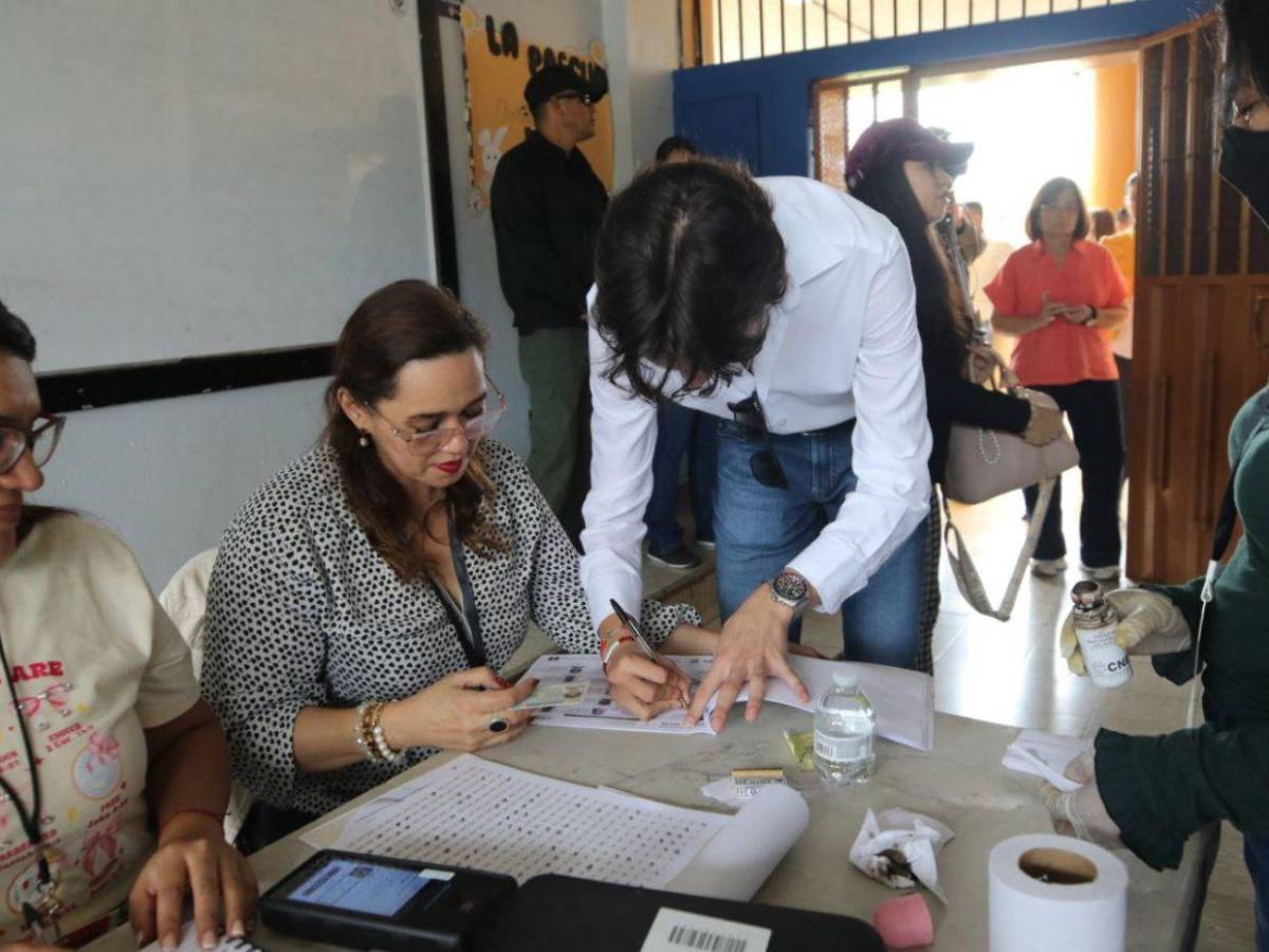 Nieto de la presidenta Xiomara Castro vota por primera vez en las elecciones generales