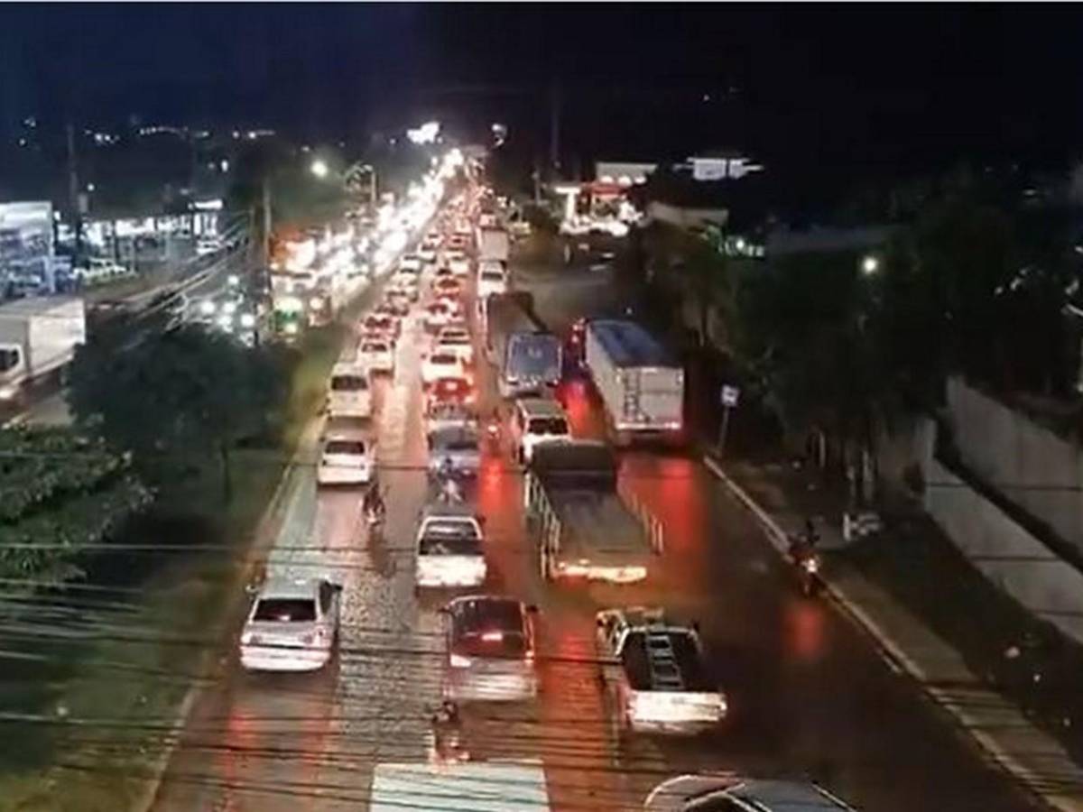 Media hora de lluvia colapsa calles y provoca caos vial en San Pedro Sula