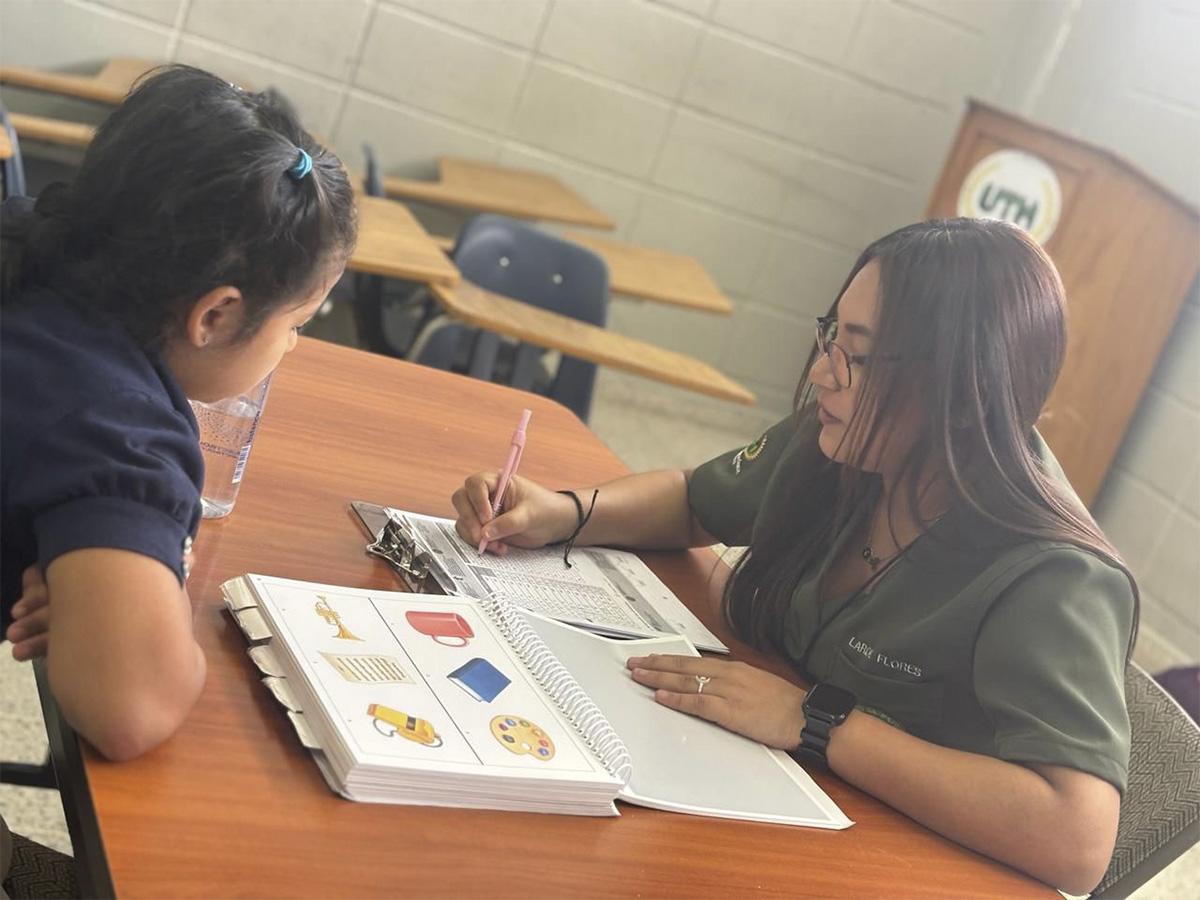 <i>Estudiante de Psicología de UTH en una sesión práctica, aplicando técnicas de evaluación y diagnóstico.</i>