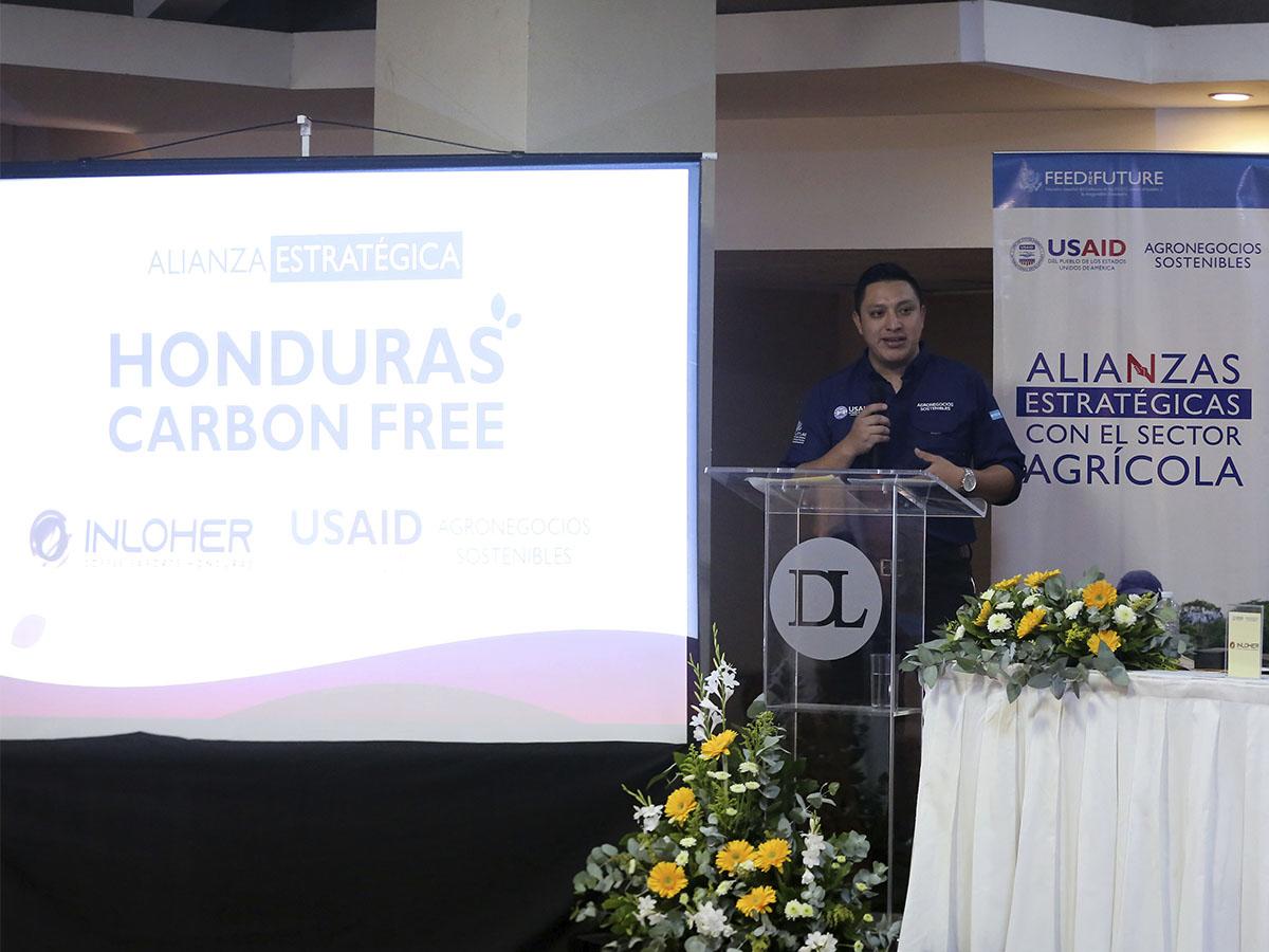 <i>Edwin Gutiérrez, Oficial de Alianzas de USAID para el Proyecto de Negocios Sostenibles, liderando el cambio hacia la sostenibilidad en Honduras.</i>