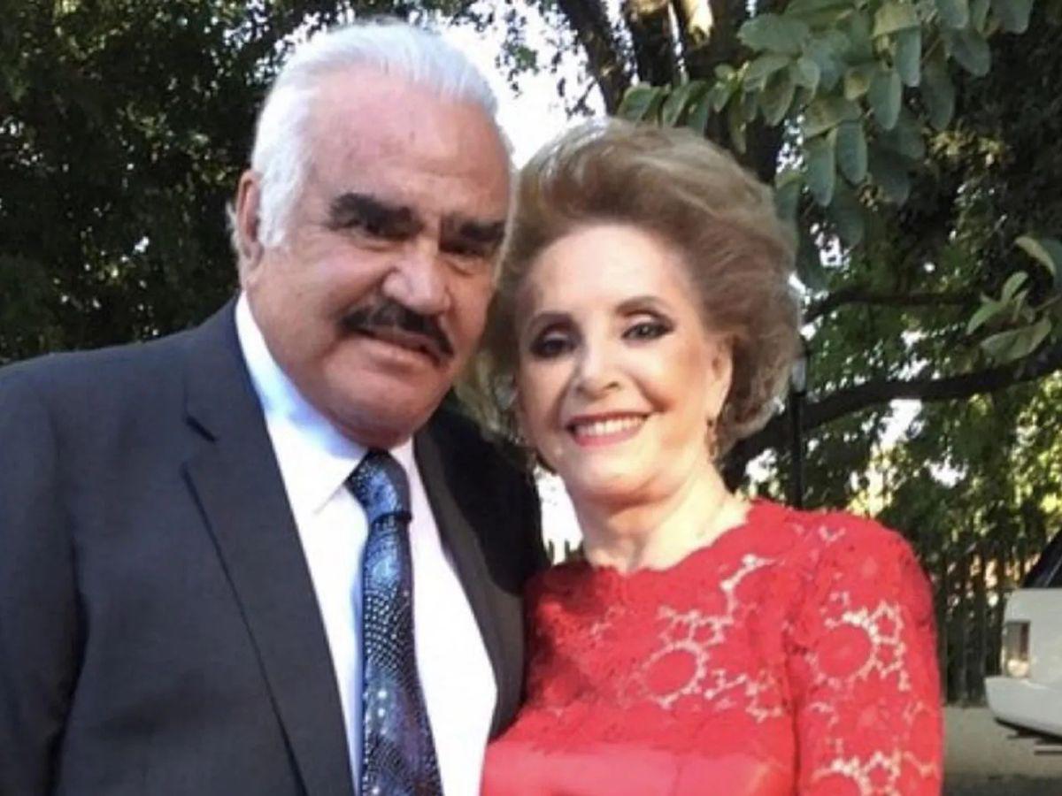 Doña Cuquita, viuda de Vicente Fernández, captada cariñosa con otro hombre en concierto