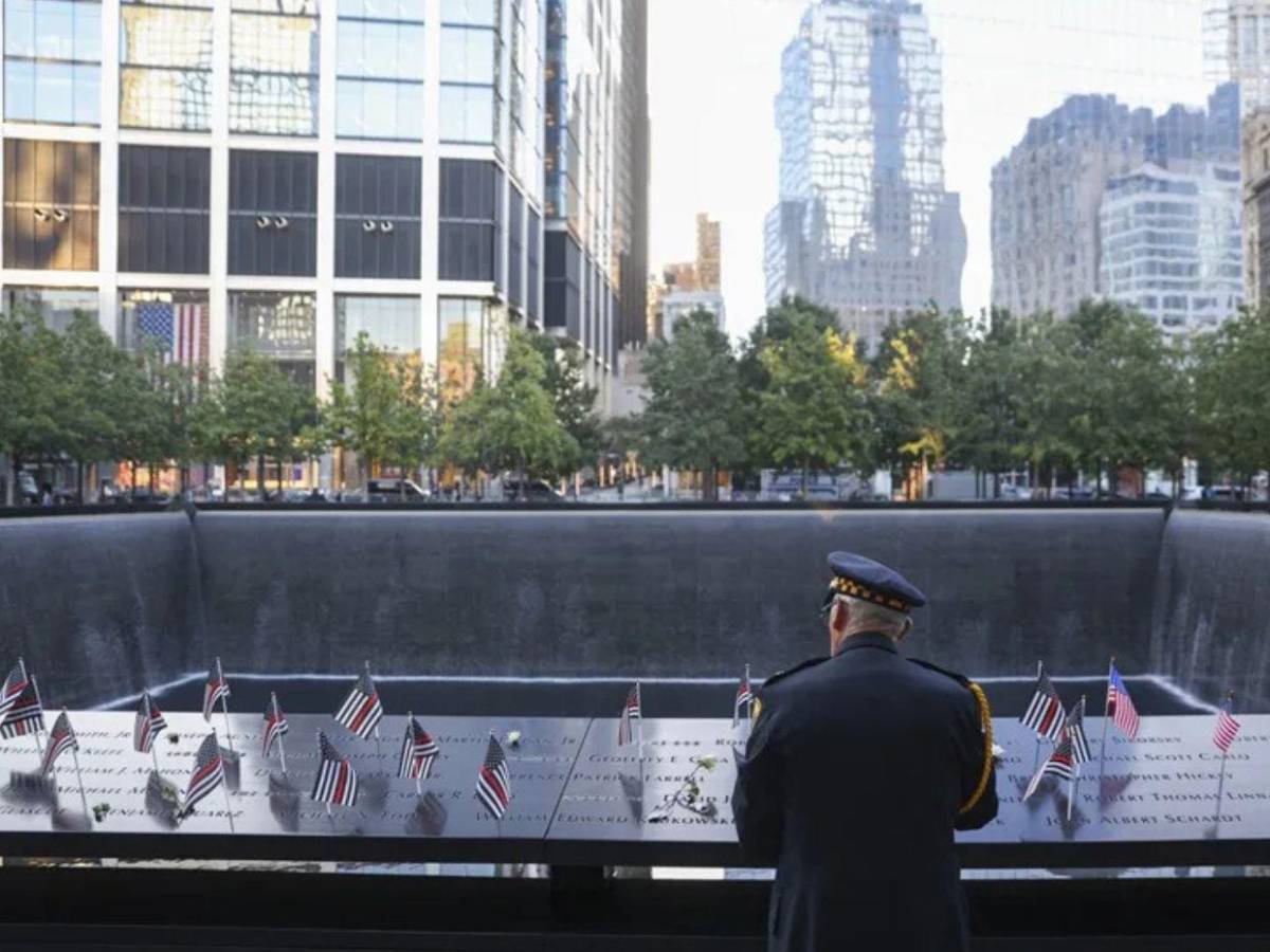 El 11S persigue, entre enfermedades y recuerdos, a bomberos y rescatistas 25 años después