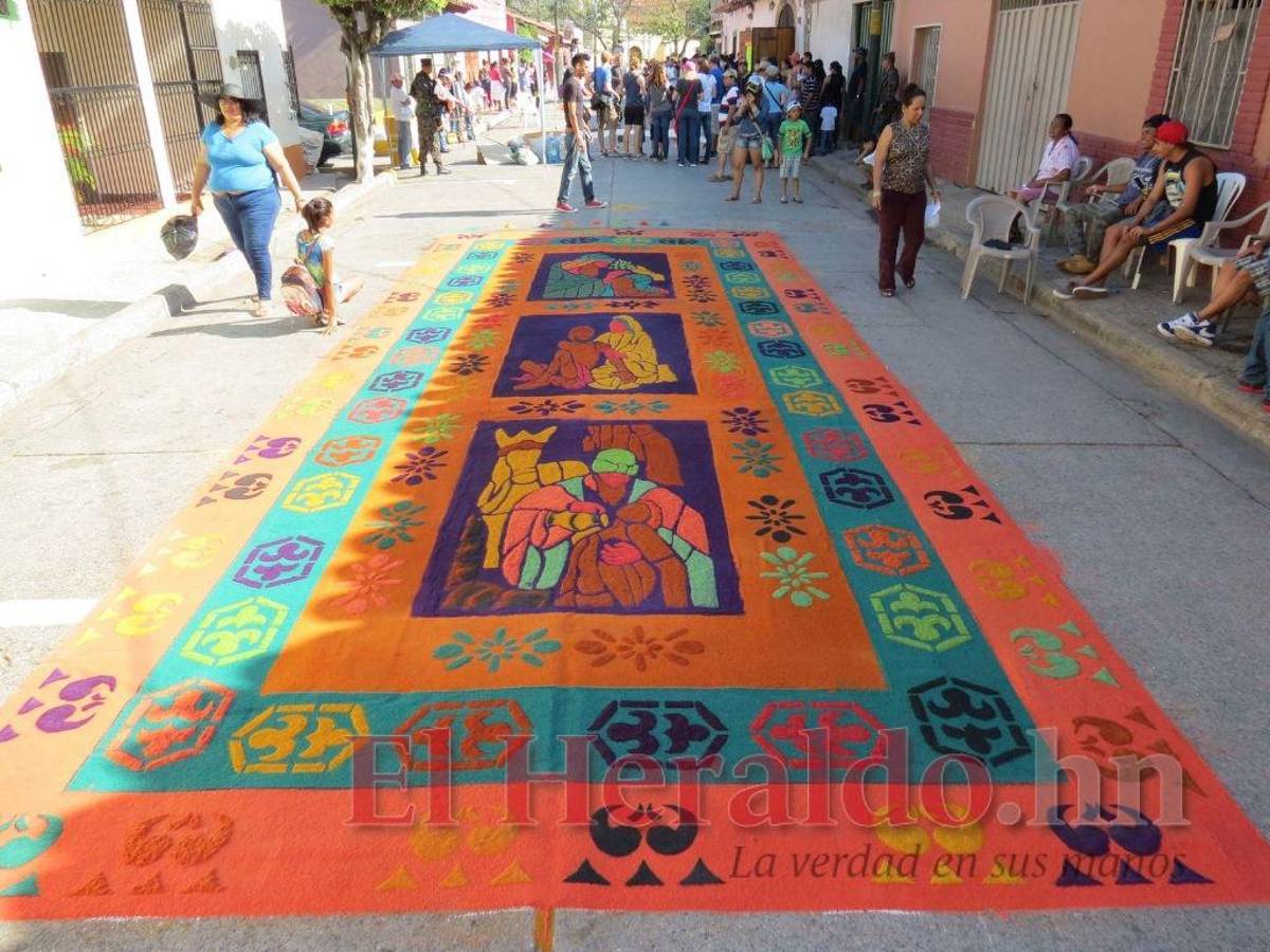 Cientos de personas acuden para apreciar los tapetes .