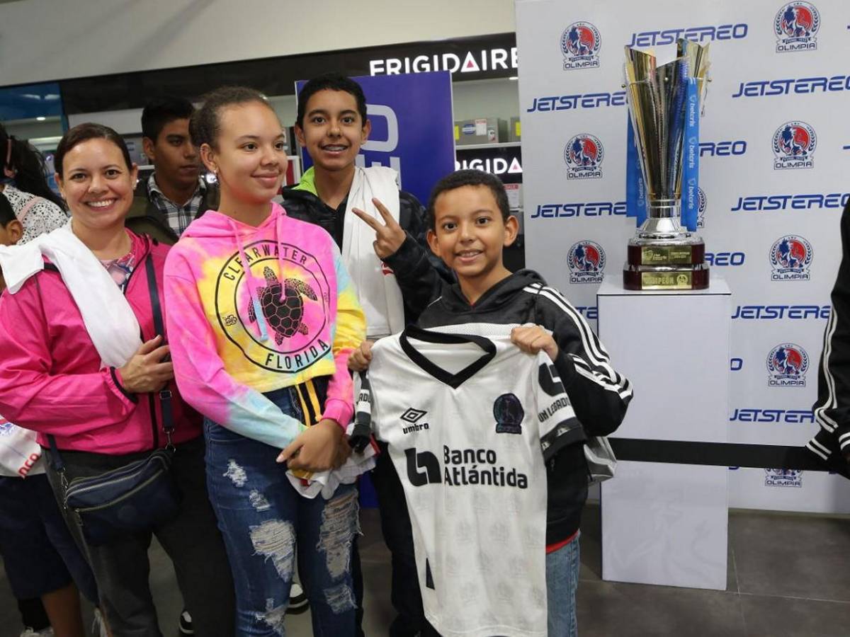 Autógrafos, fotos y trofeos: una tarde inolvidable con el Olimpia