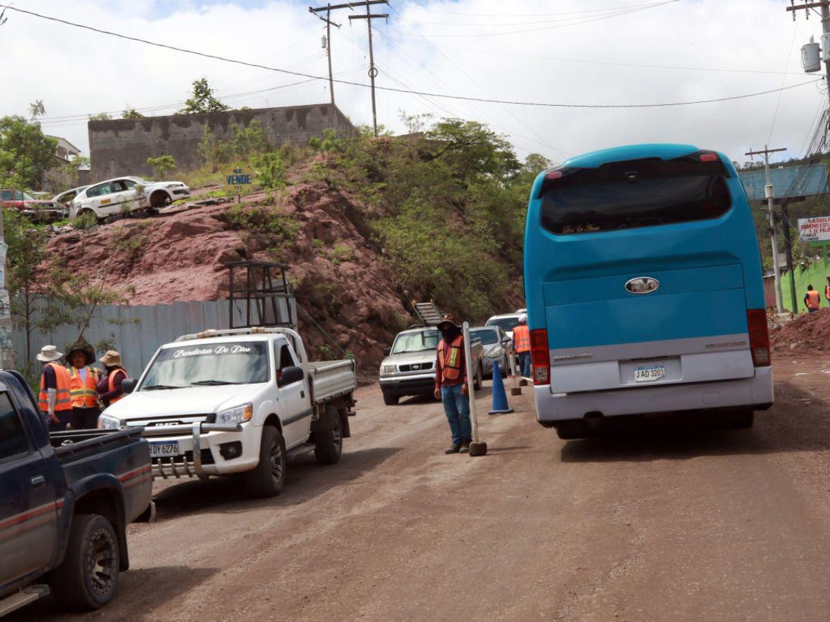 Desprendimiento de rocas en Comayagüela deja vehículo destruido y obliga al cierre de calle