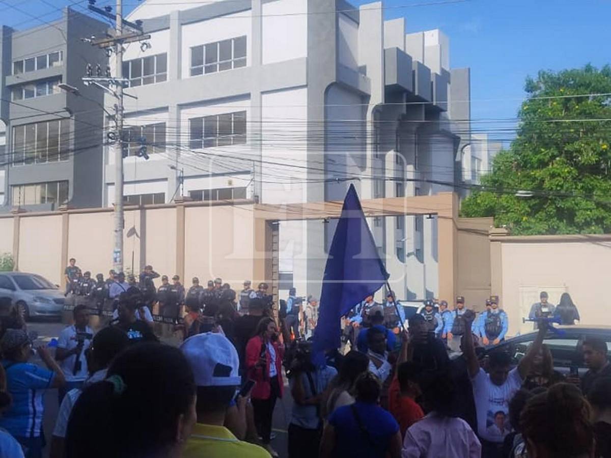 Militantes del Partido Nacional llegan a la CSJ a respaldar a Juan Orlando Hernández