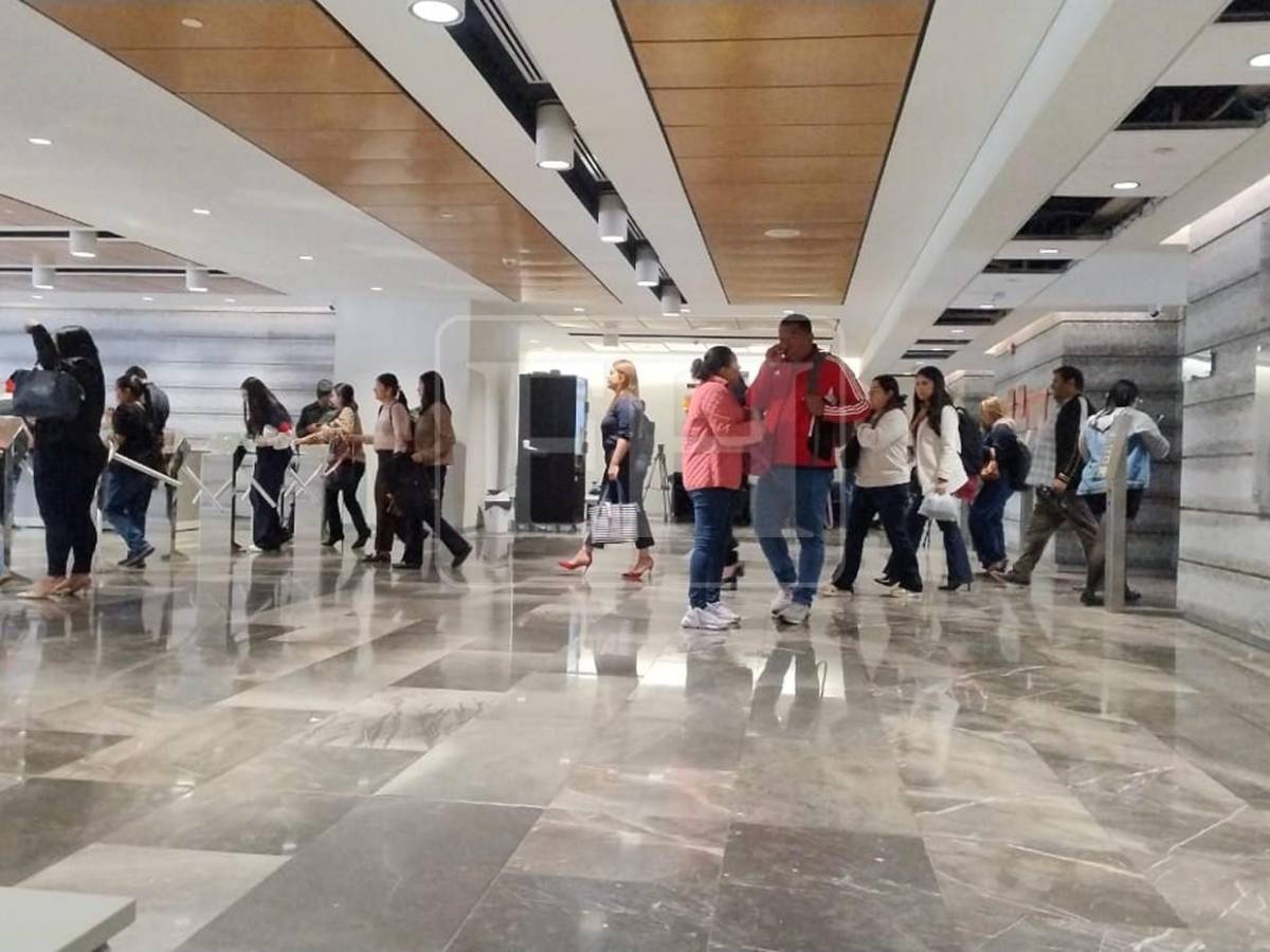 Largas filas tras asueto de medio día a empleados público por celebración en Suyapa