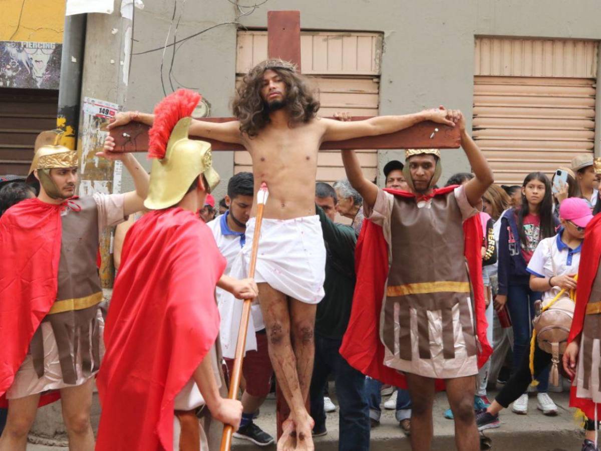 En Fotos: la agonía en la crucifixión de Jesús durante el Vía Crucis de Viernes Santo