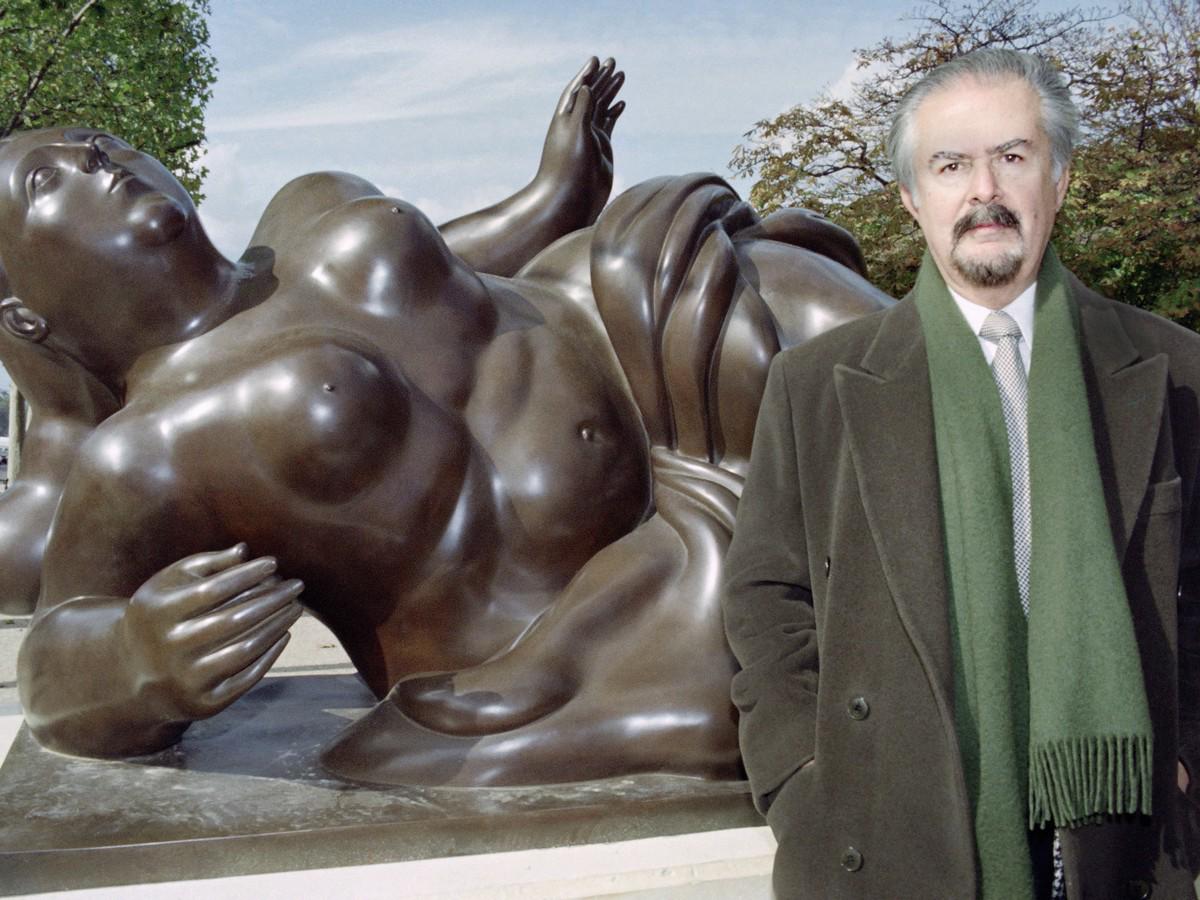 El escultor colombiano Fernando Botero posa frente a una de sus obras en la avenida de los Campos Elíseos de París el 16 de octubre de 1992.
