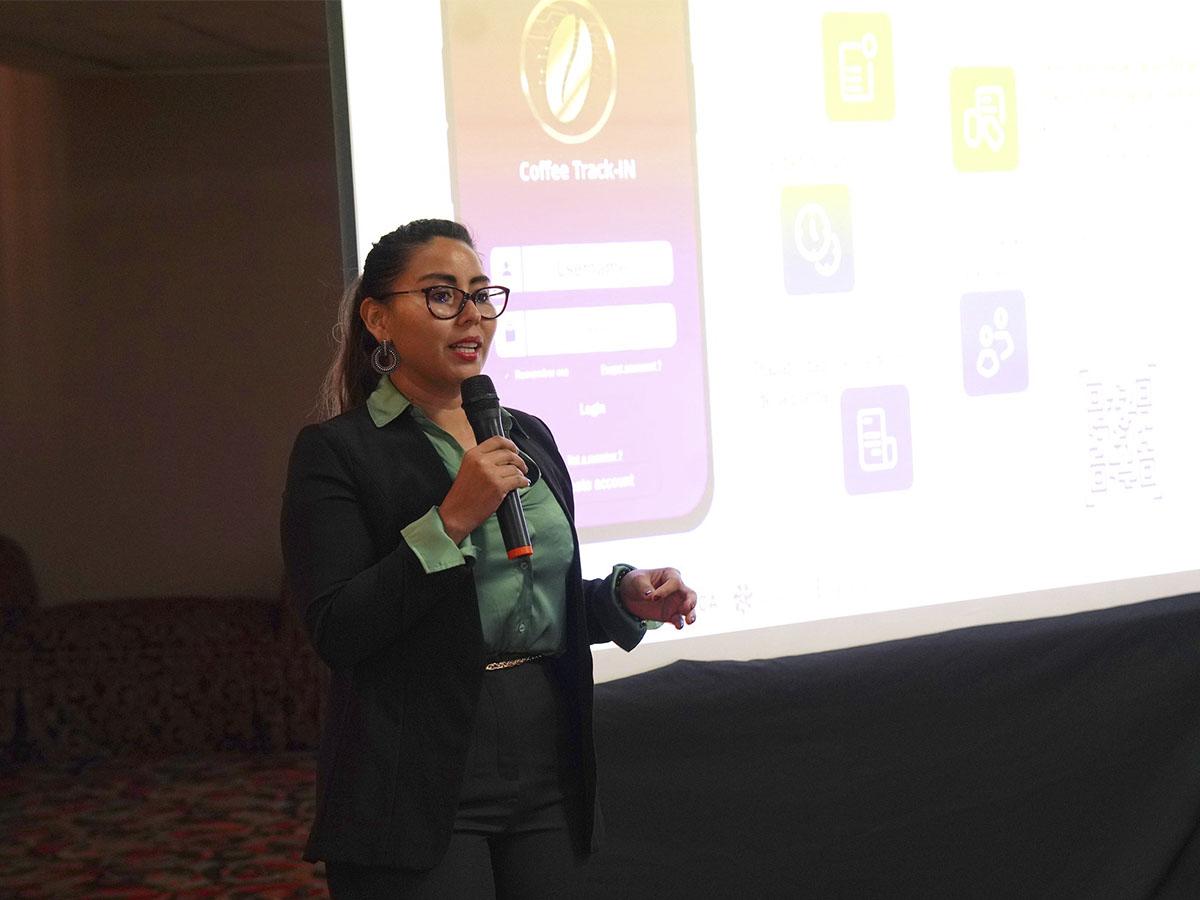 <i>Rosa Martínez, Gerente de Gestión Estratégica de Inloher y Directora de la Fundación Grano de Esperanza, sembrando esperanza para un futuro sostenible en Honduras. Su visión lidera la colaboración con USAID a través de Agronegocios Sostenibles con el proyecto “Honduras Carbon Free”.</i>